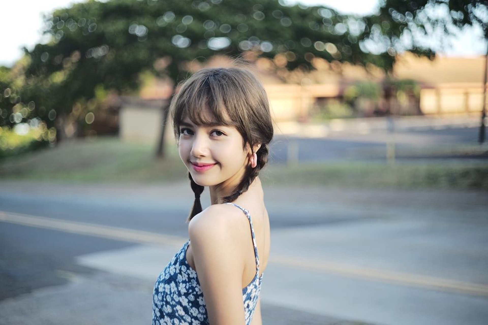 BLACKPINK 成員Lisa 選擇吊帶碎花連身裙。(lalalalisa_m@Instagram)