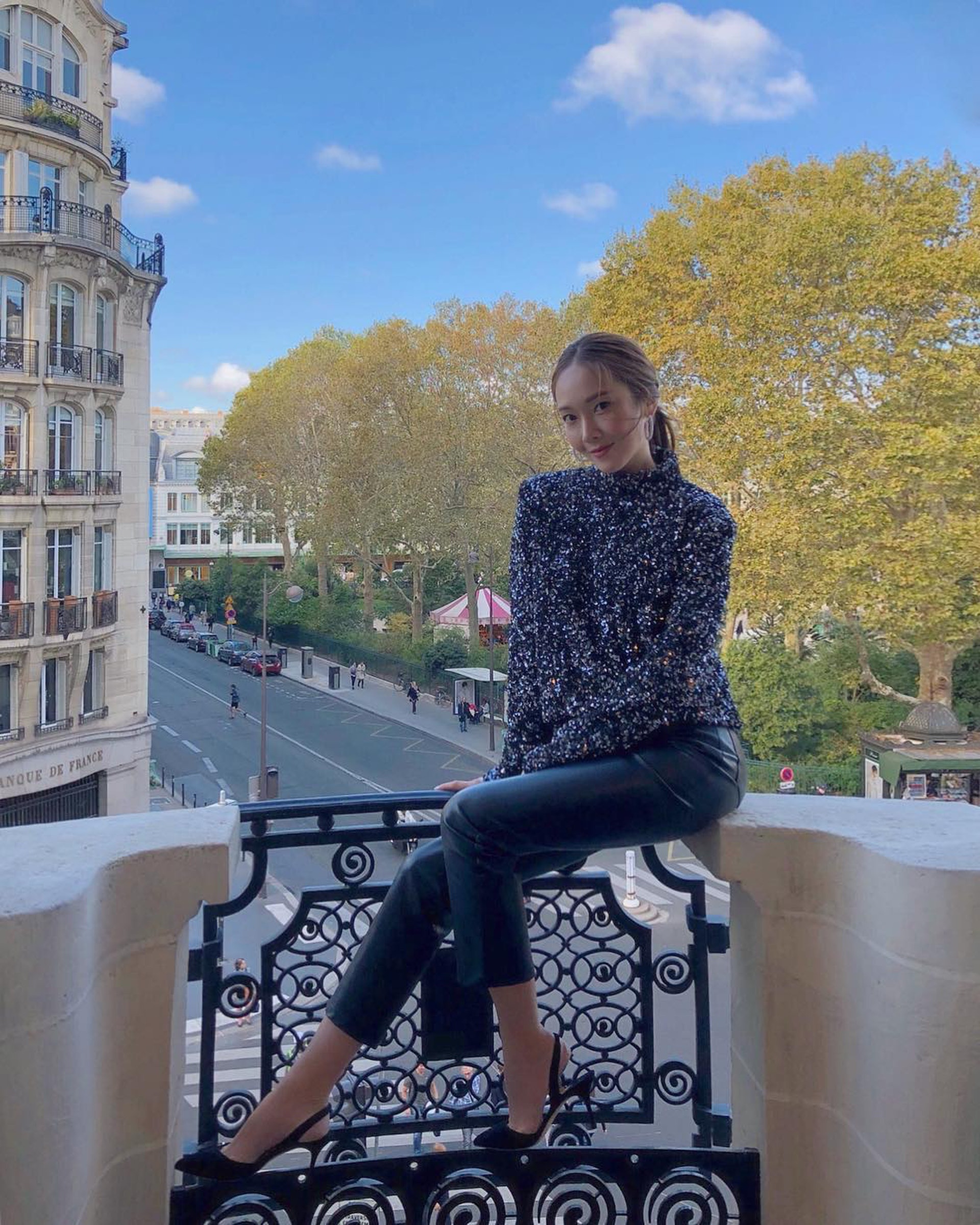 鄭秀妍(Jessica)以碎花恤衫配襯Slim Cut長褲。(jessica.syj.j@Instagram)