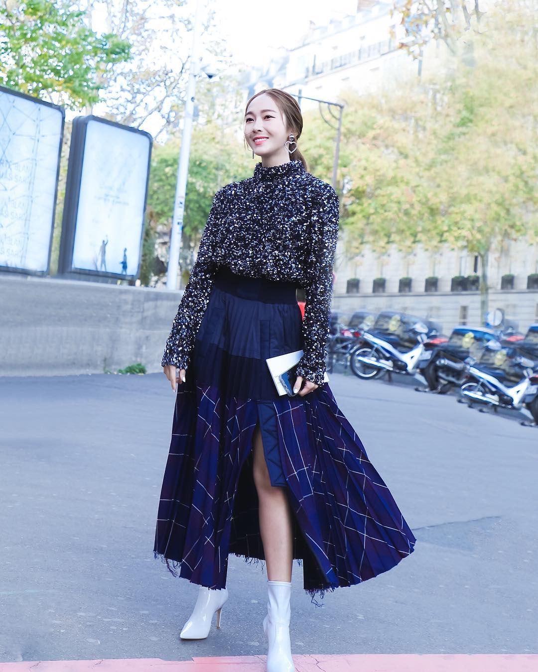 同一件的碎花恤衫，也可搭配特別剪裁設計的半身裙款。(jessica.syj.j@Instagram)