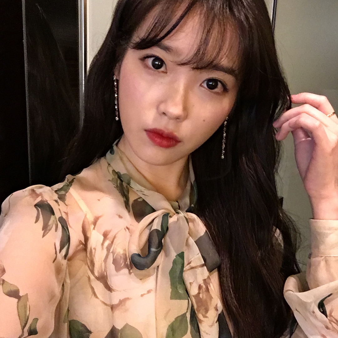 可像IU一樣，選擇帶蝴蝶結設計的款式，再度增加年輕氣息。(dlwlrma@Instagram)
