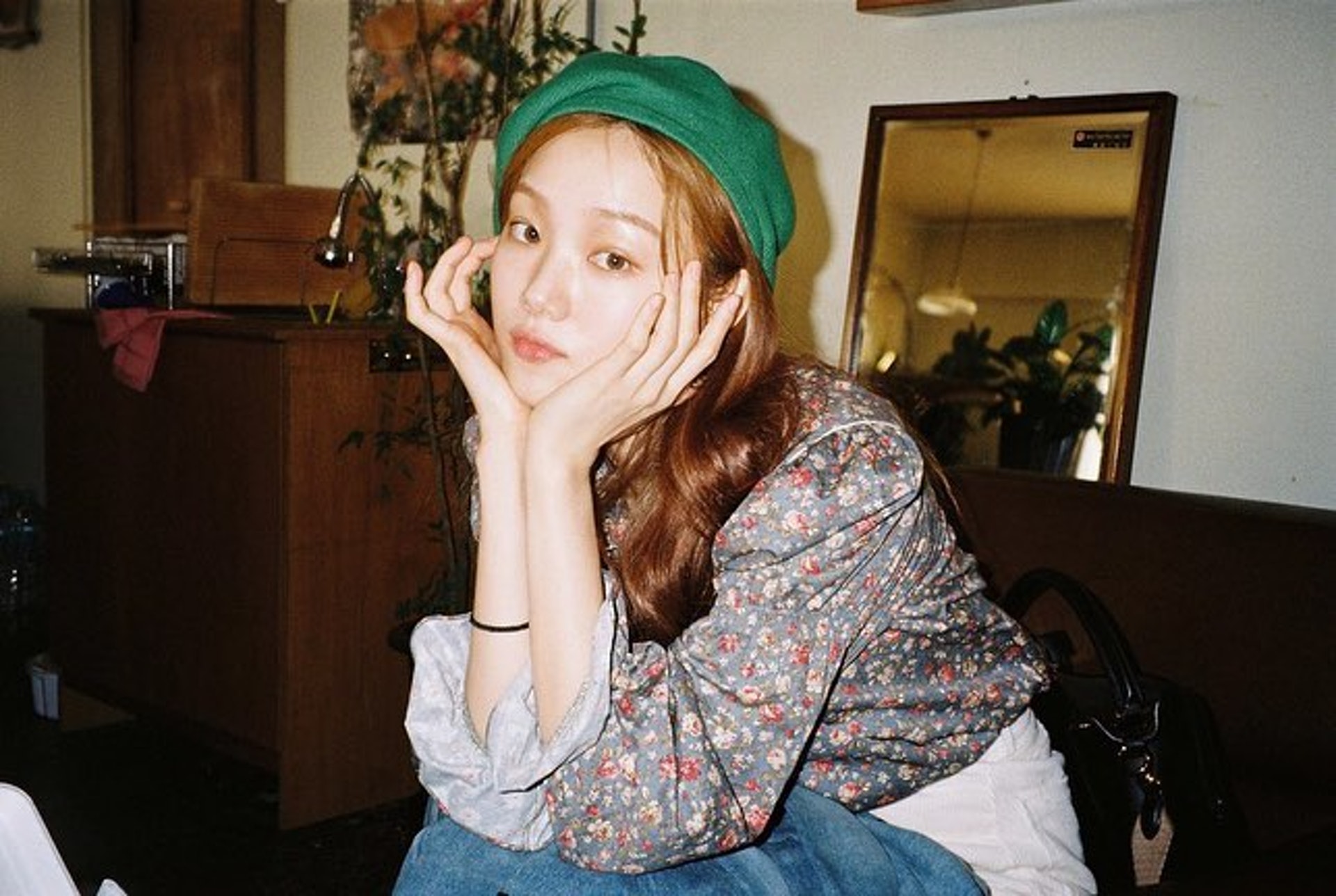 如果想營造多變造型,碎花恤衫亦是另一個好選擇。(heybiblee@Instagram)