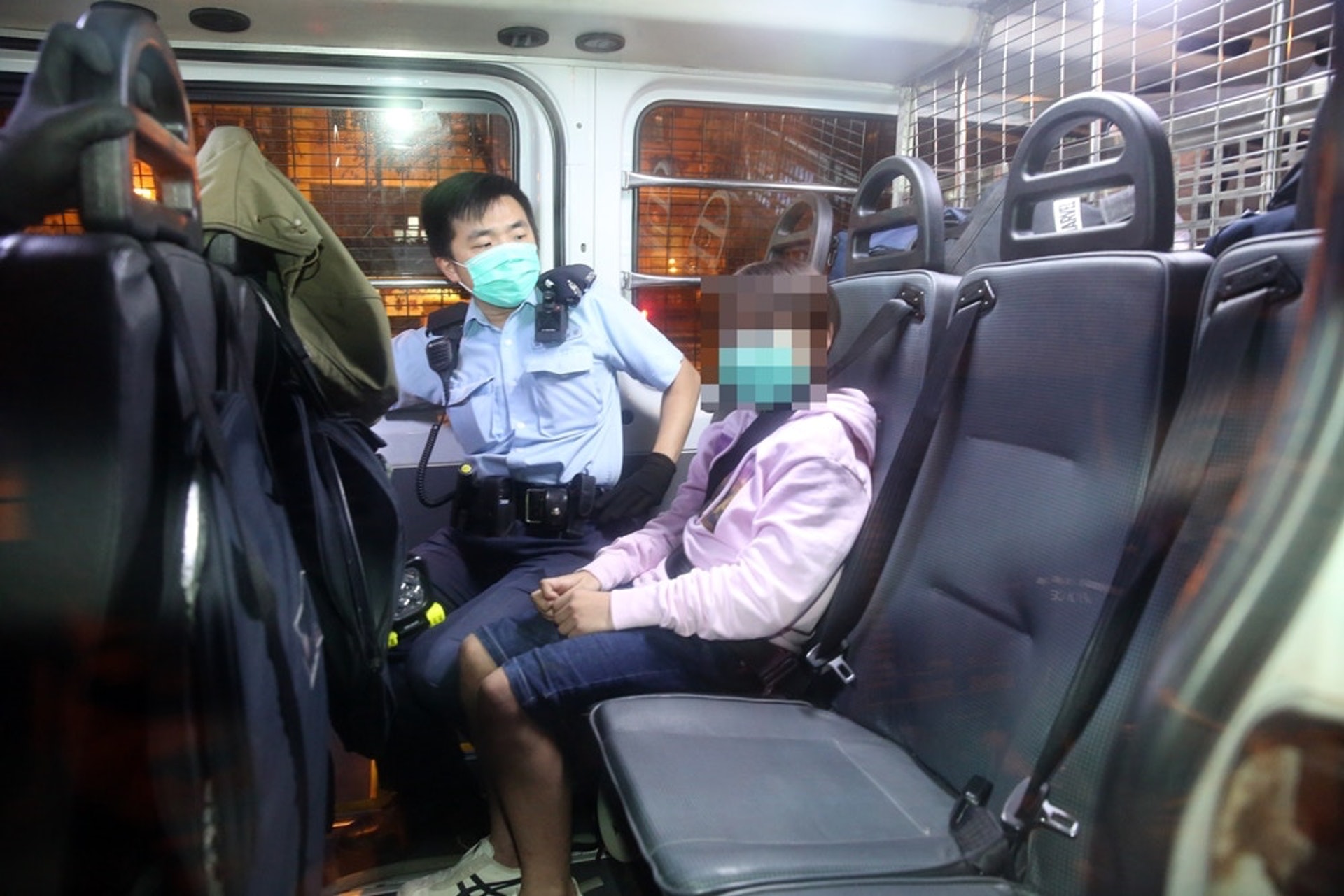 13歲中一男童涉嫌在大角咀行劫被捕。(陳永武攝) 13歲中一男童涉嫌在大角咀行劫被捕。(陳永武攝)