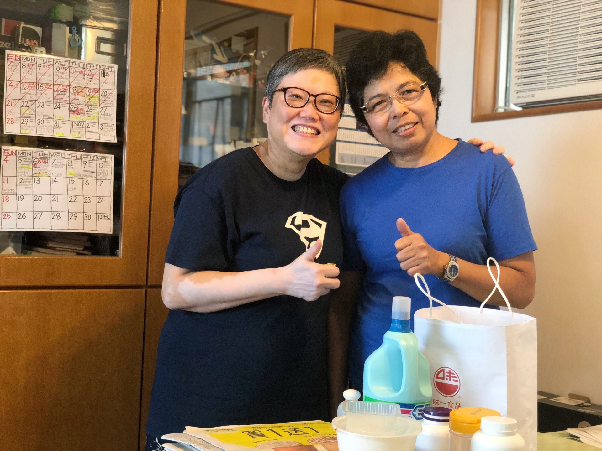 在20多年前,菲傭Elizabeth(右)來到Karen(左)家中工作,其環保熱誠感染了Karen。(勞敏儀攝) 在20多年前,菲傭Elizabeth(右)來到Karen(左)家中工作,其環保熱誠感染了Karen。(勞敏儀攝)