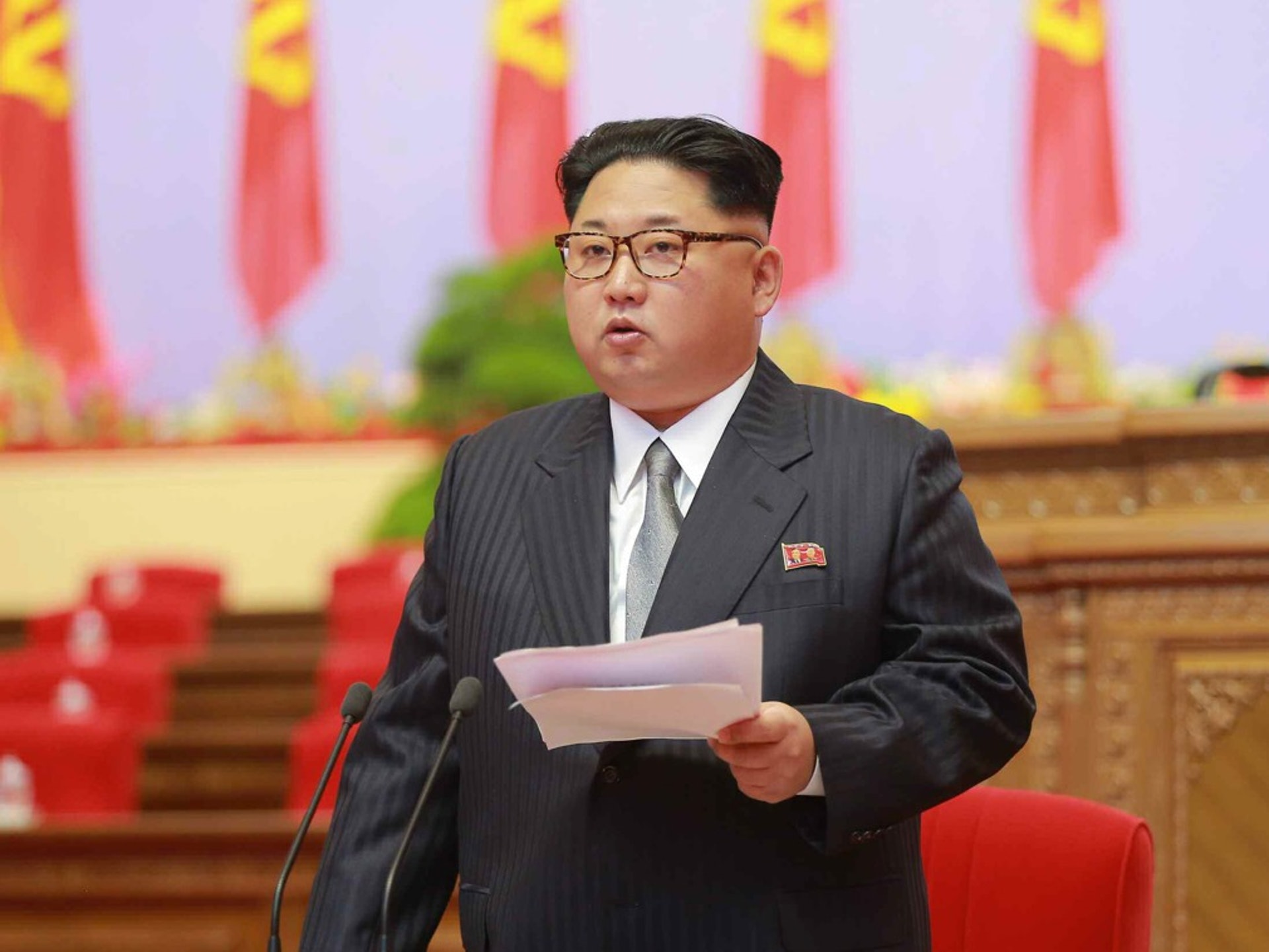 金正恩曾穿暗色豎條紋的深色西裝出席2016年5月6日舉的勞動黨第七次全國代表大會,並致開幕詞。(視覺中國) 金正恩曾穿暗色豎條紋的深色西裝出席2016年5月6日舉的勞動黨第七次全國代表大會,並致開幕詞。(視覺中國)