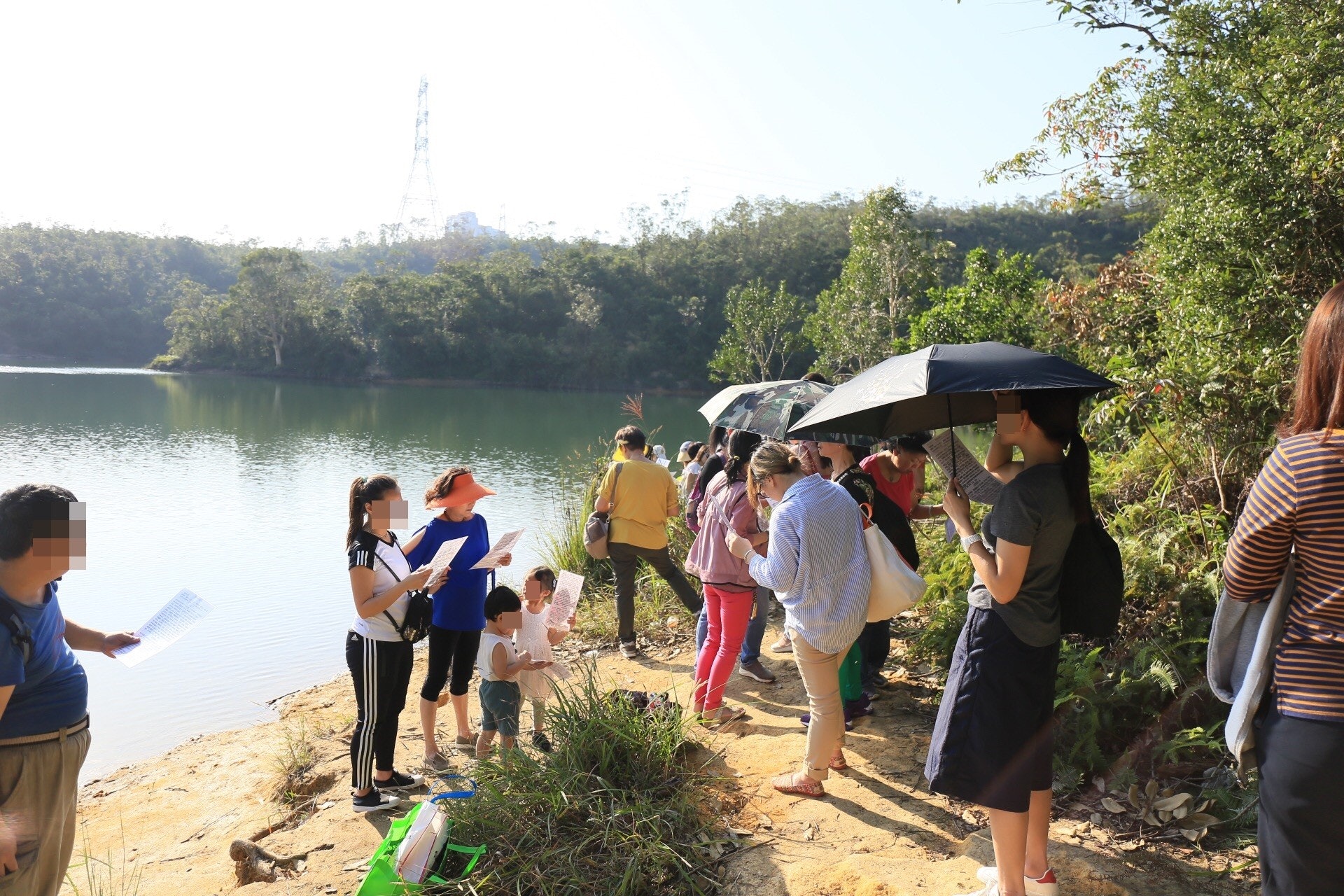 大批善信今日到九龍接收水塘進行放生。(林振華攝) 大批善信今日到九龍接收水塘進行放生。(林振華攝)