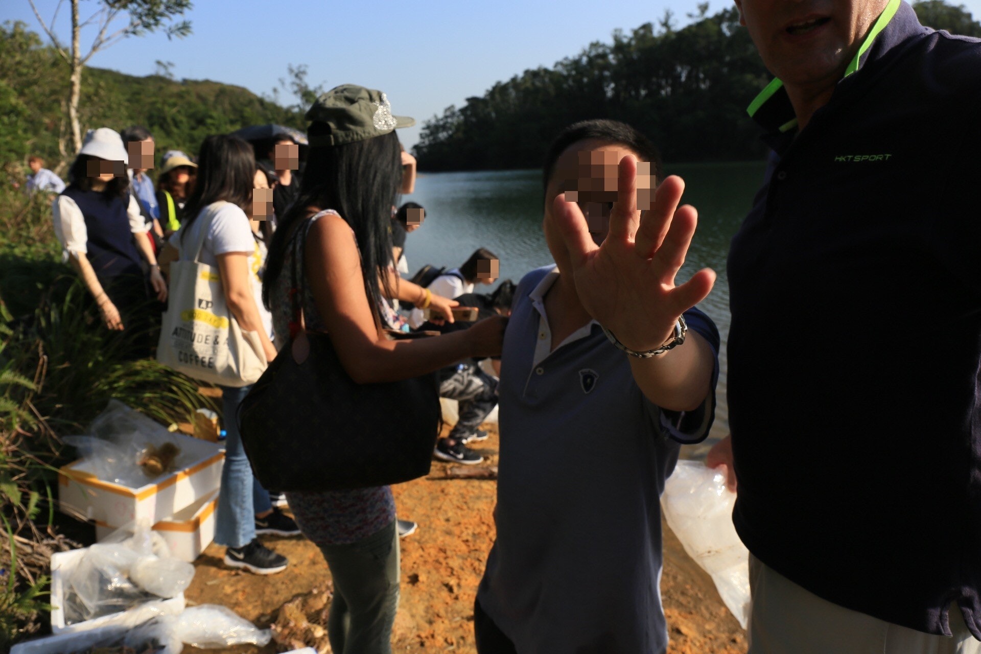 一名男子阻擋記者鏡頭。(林振華攝) 一名男子阻擋記者鏡頭。(林振華攝)