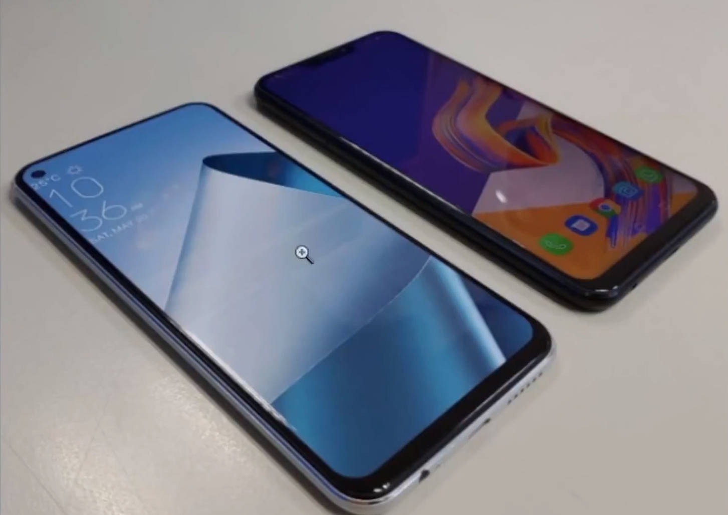 ZenFone 6 系列的「小圓點」屏設計（左）與 ZenFone 5 的「M 字額」屏設計，有著相當大的分別。