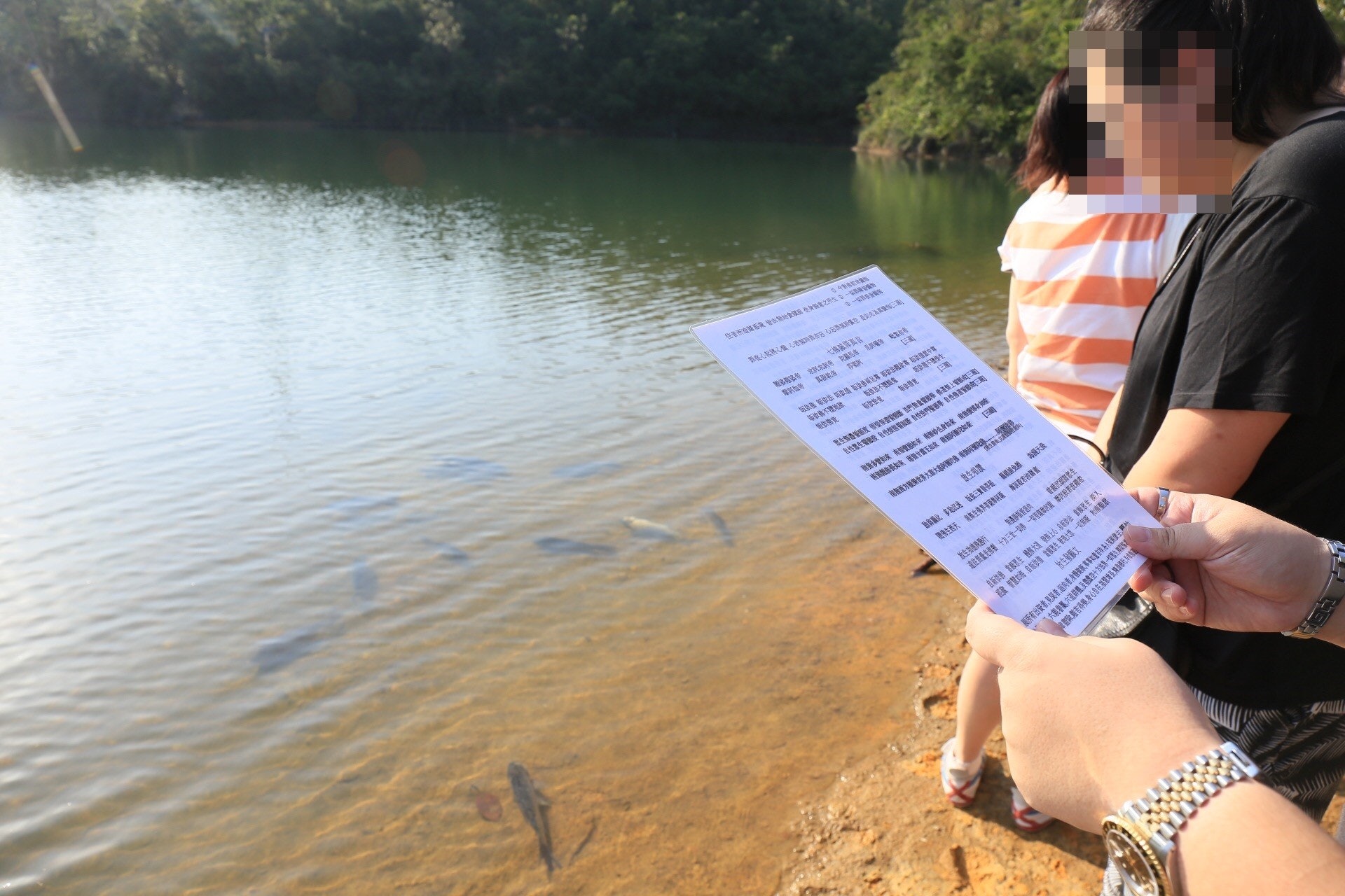 放生前,先誦讀心經、放生唱讚等經文。(林振華攝) 放生前,先誦讀心經、放生唱讚等經文。(林振華攝)