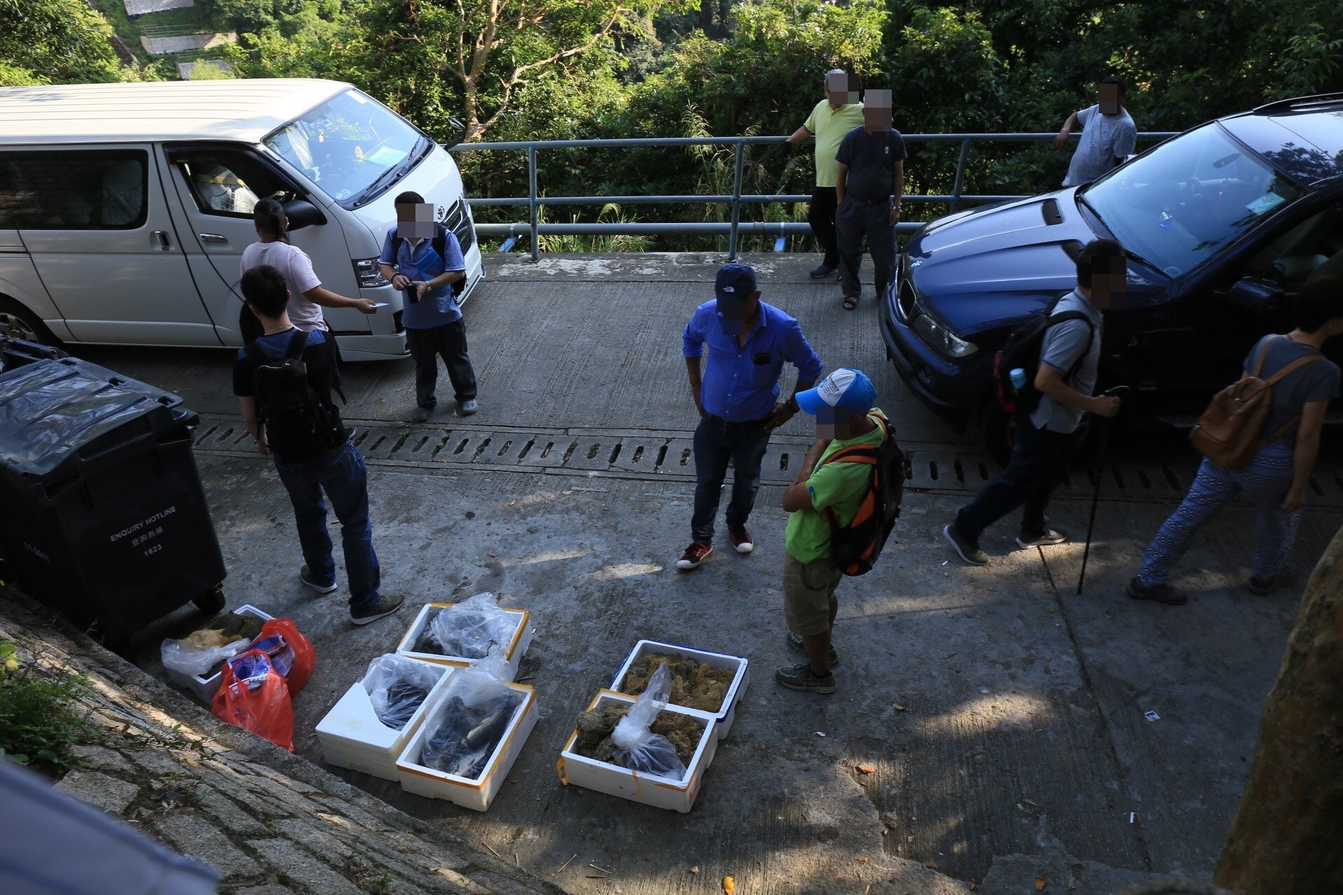 團體利用貨VAN將放生的魚類、田雞等帶到水塘。(林振華攝) 團體利用貨VAN將放生的魚類、田雞等帶到水塘。(林振華攝)