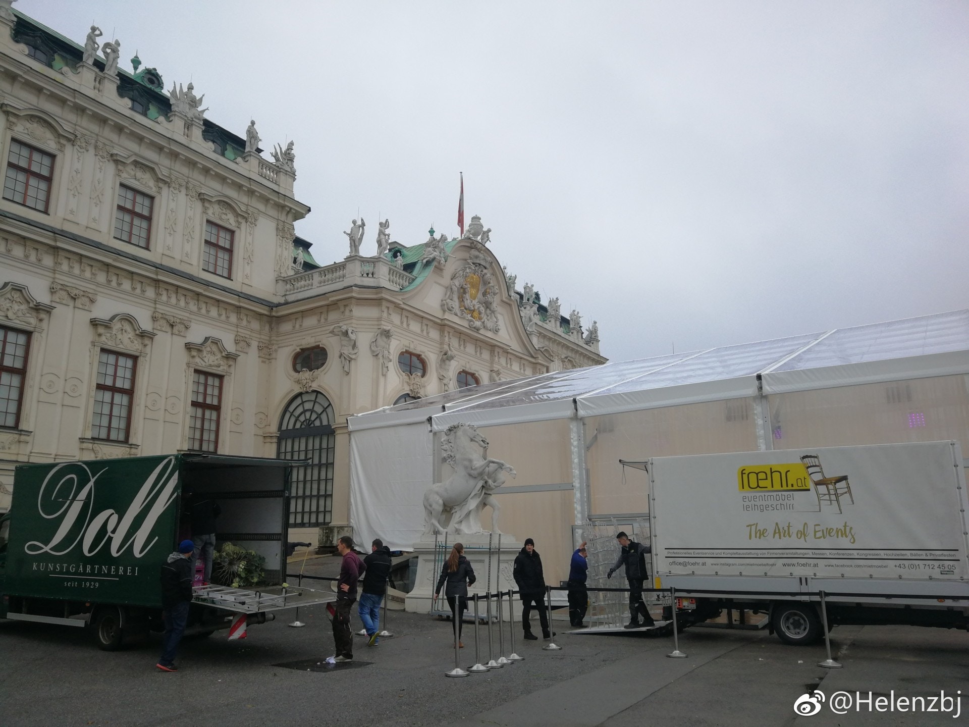 工作人員於美景宮前搭建大帳篷。