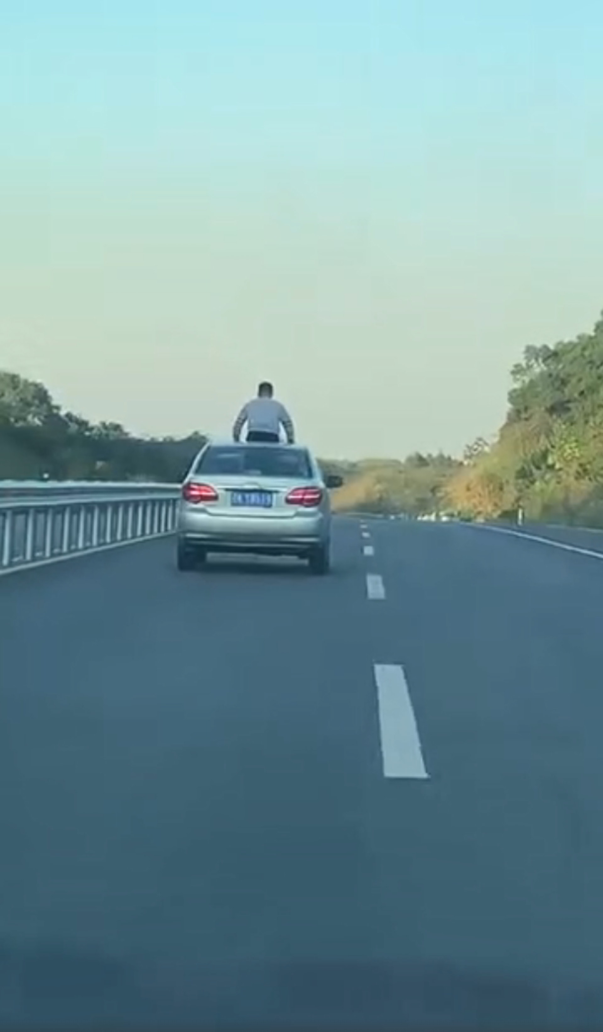 內地有少年乘車時將上半身探出車廂。(微博影片截圖) 內地有少年乘車時將上半身探出車廂。(微博影片截圖)