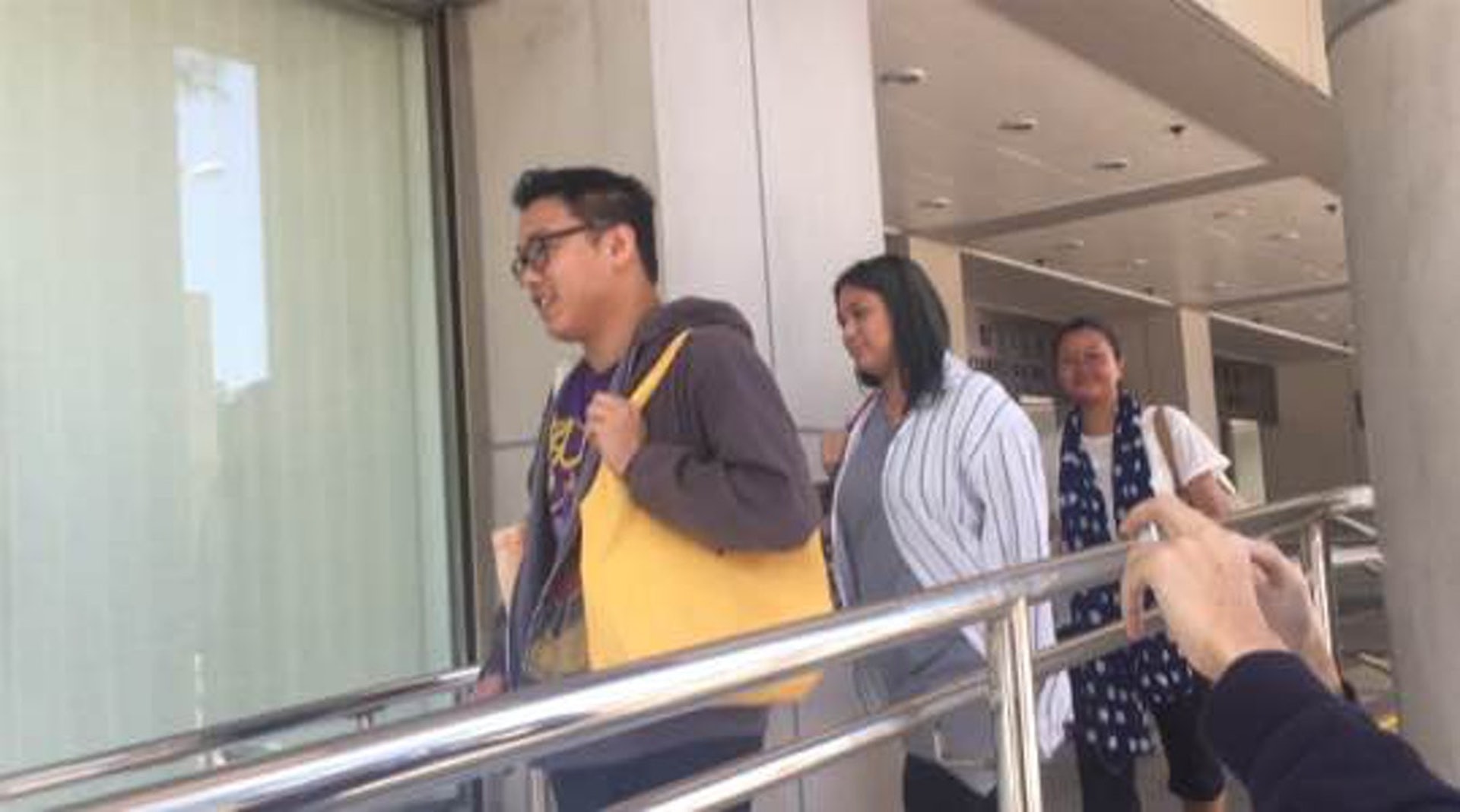 男被告王曦彥(左)和女被告伍嘉儀(中)分別被判社會服務令140小時,和感化令12個月。(資料圖片) 男被告王曦彥(左)和女被告伍嘉儀(中)分別被判社會服務令140小時,和感化令12個月。(資料圖片)