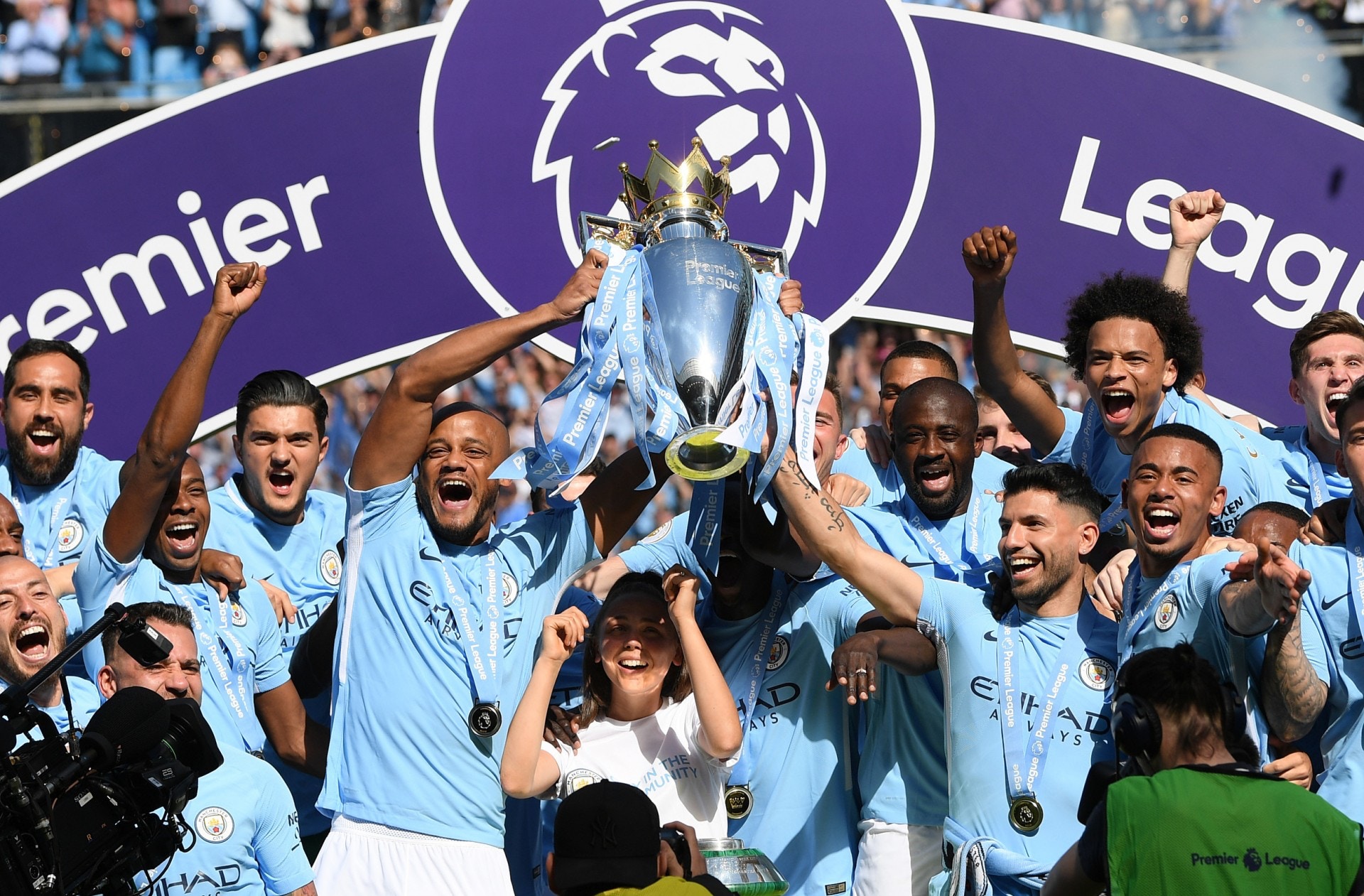 10.高柏尼（VINCENT KOMPANY）由2008效力曼城至今，英超上陣253場入17球，在場時90場不失球。他三度助曼城贏得得英超。