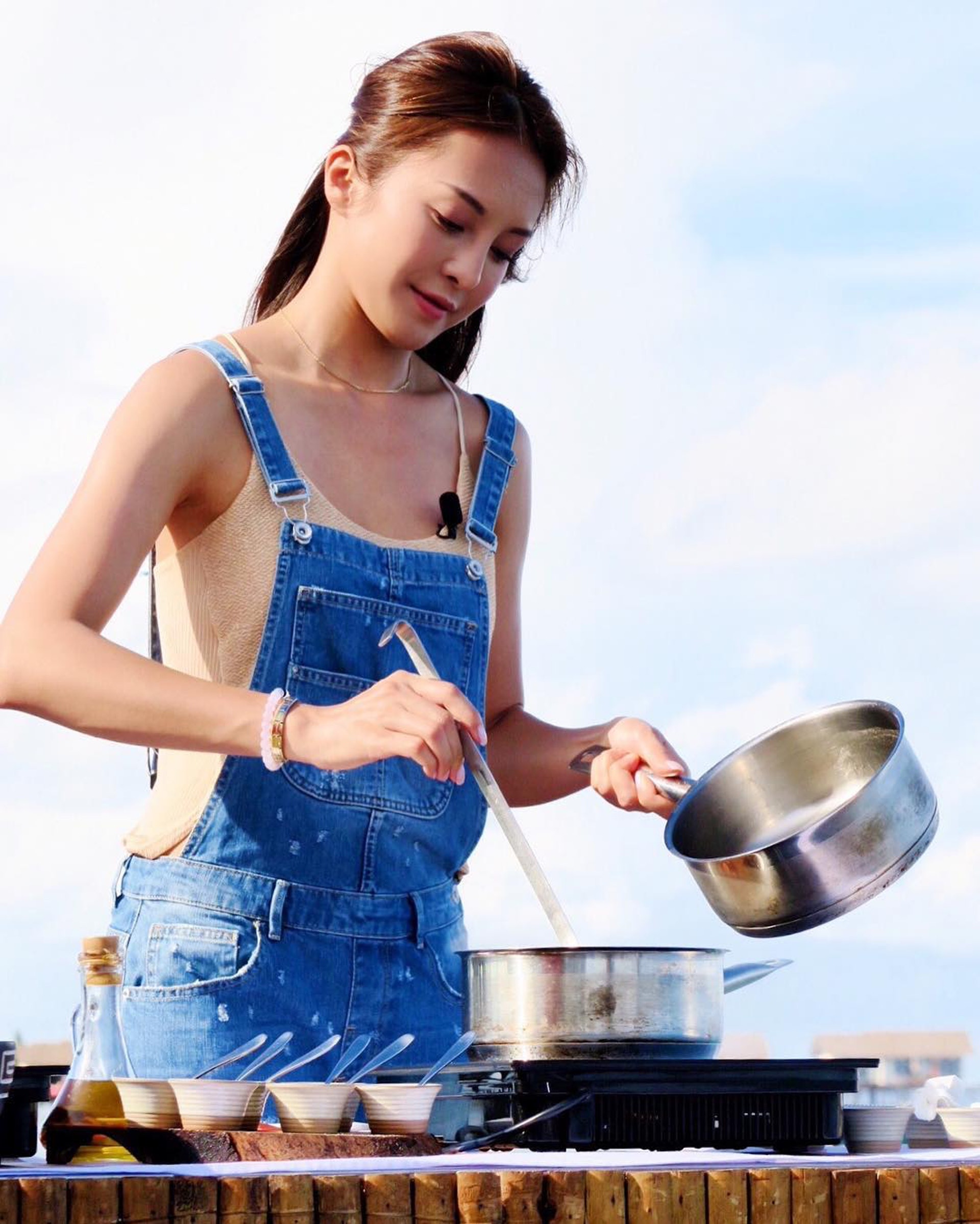 張曦雯(Kelly)不介意年齡限制,與一般年輕人一樣喜愛穿上連身牛仔褲。(kelllycheung@Instagram) 張曦雯(Kelly)不介意年齡限制,與一般年輕人一樣喜愛穿上連身牛仔褲。(kelllycheung@Instagram)