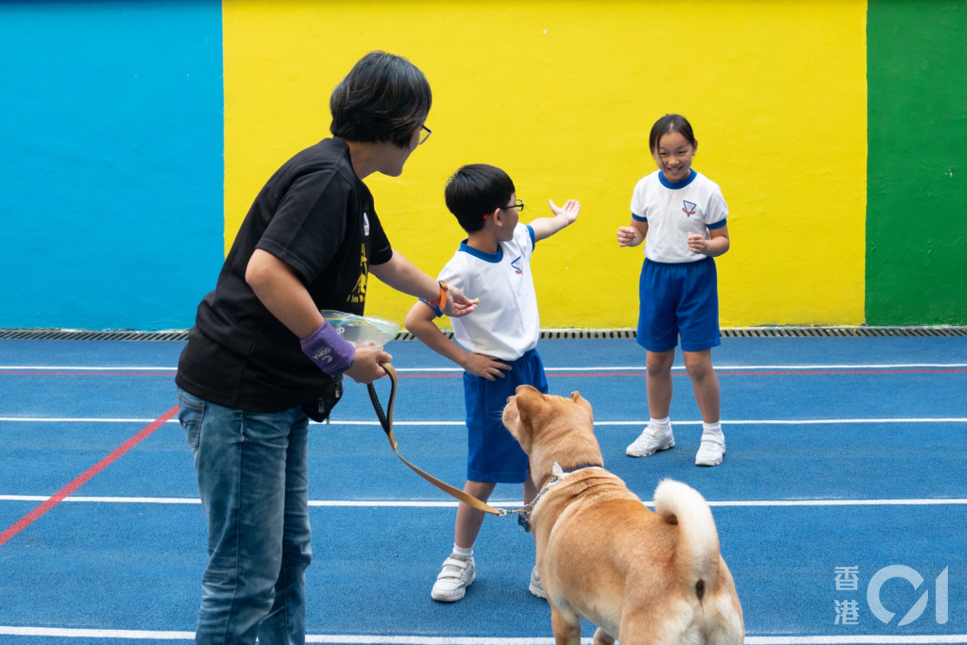 符議雲(右)十分怕狗,但上完四節課後,現在覺得起碼眼前的阿黃不會咬她。(吳鍾坤攝) 符議雲(右)十分怕狗,但上完四節課後,現在覺得起碼眼前的阿黃不會咬她。(吳鍾坤攝)