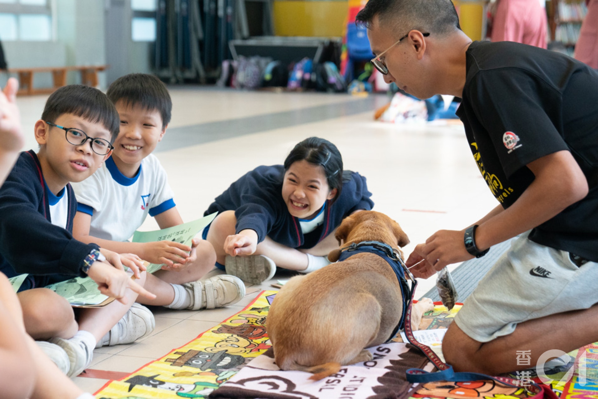 研究顯示,擁有同伴動物的兒童或青少年會有較有高的自信心及較少的孤獨感。(吳鍾坤攝) 研究顯示,擁有同伴動物的兒童或青少年會有較有高的自信心及較少的孤獨感。(吳鍾坤攝)