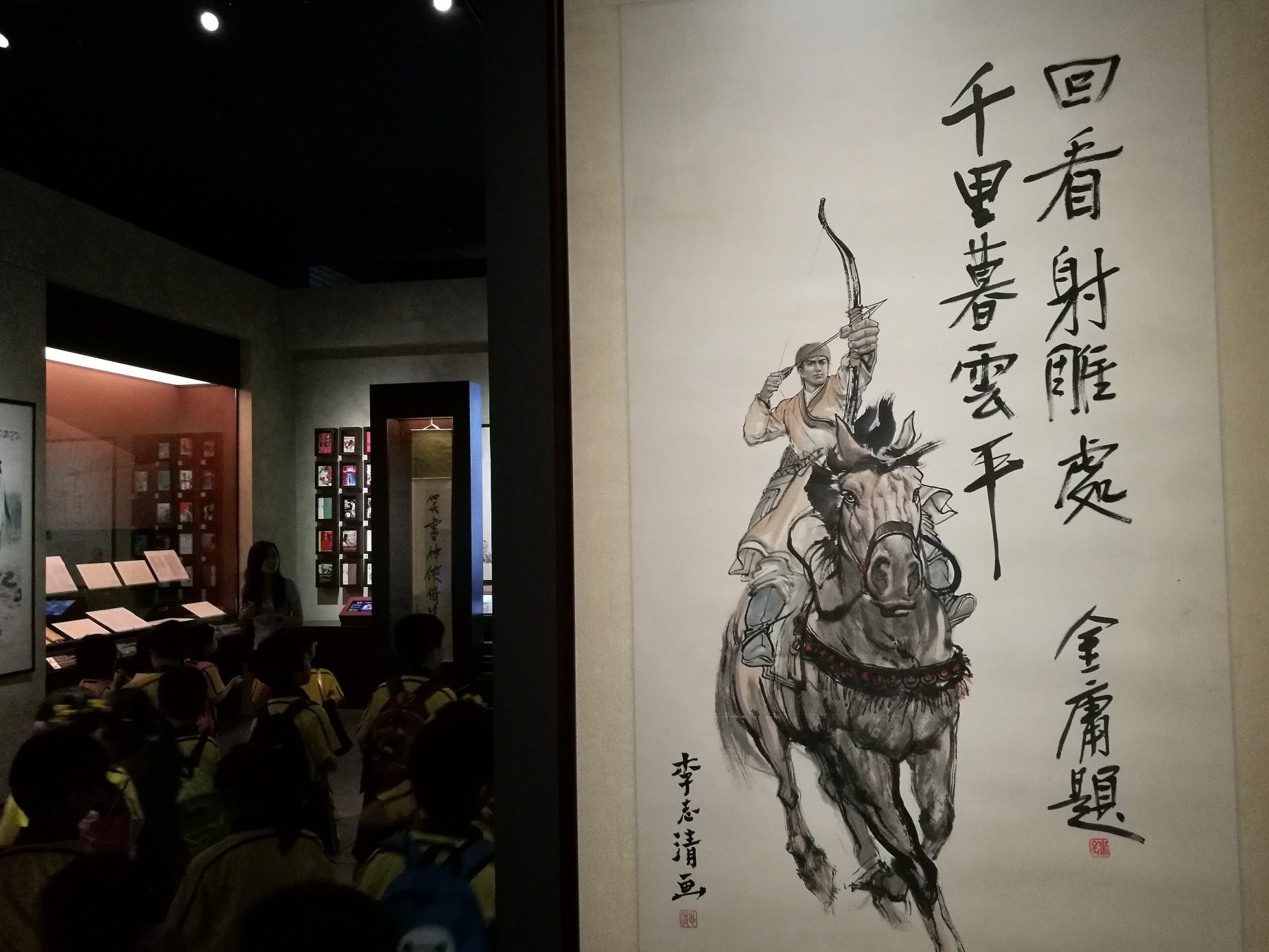 香港漫畫家李志清繪下不少金庸小說人物的水墨畫,這幅《射鵰》為題的策馬圖氣勢萬千。(VCG) 香港漫畫家李志清繪下不少金庸小說人物的水墨畫,這幅《射鵰》為題的策馬圖氣勢萬千。(VCG)