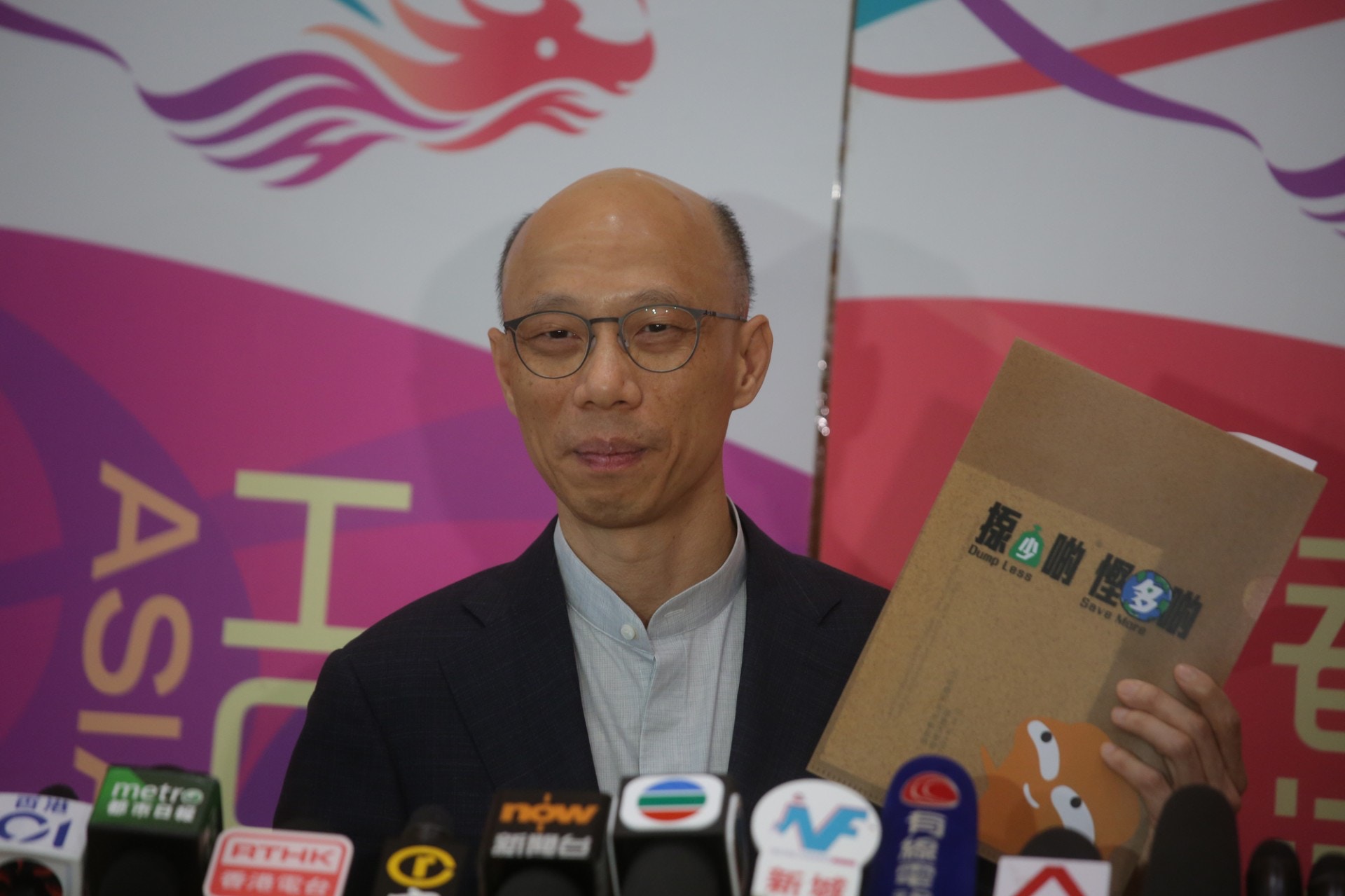 黃錦星指出，每個城市都有自己的減廢目標，他期望香港可貼近目標。（林若勤攝）
