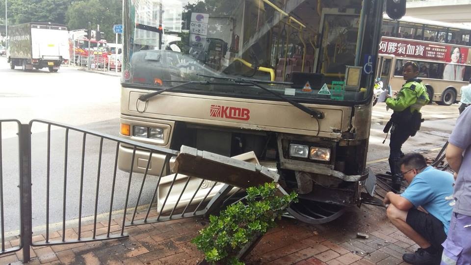 九巴失控鏟上行人路　掃毀鐵欄幸無人受傷