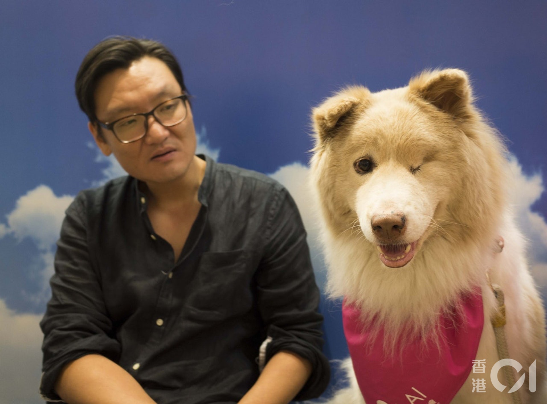 黃蔚澄說:「就算香港教育制度不變,我們不能做什麼,但起碼我肯定學生們上這六堂是開心的,學生可以好認真地玩,有狗狗在,學生又會乖點冷靜點,改善情緒,繼而能專注聽書。」(梁雪怡攝) 黃蔚澄說:「就算香港教育制度不變,我們不能做什麼,但起碼我肯定學生們上這六堂是開心的,學生可以好認真地玩,有狗狗在,學生又會乖點冷靜點,改善情緒,繼而能專注聽書。」(梁雪怡攝)