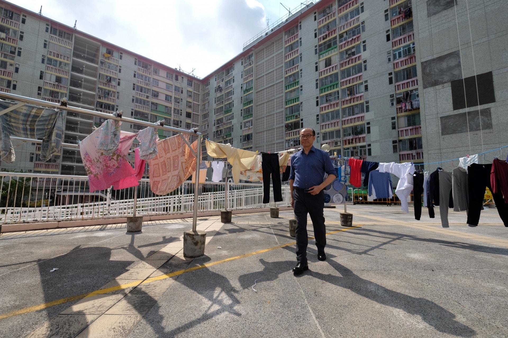 馮檢基稱自己現時每日均會落區，而街坊的反應兩極，比例約1:4，每五個人中有一個是責罵他，斥他分裂民主派，表明「一定唔投你」；四個是支持他，拍他膊頭說「打壓得你咁緊要，唔可以跪低」。(盧翊銘攝)