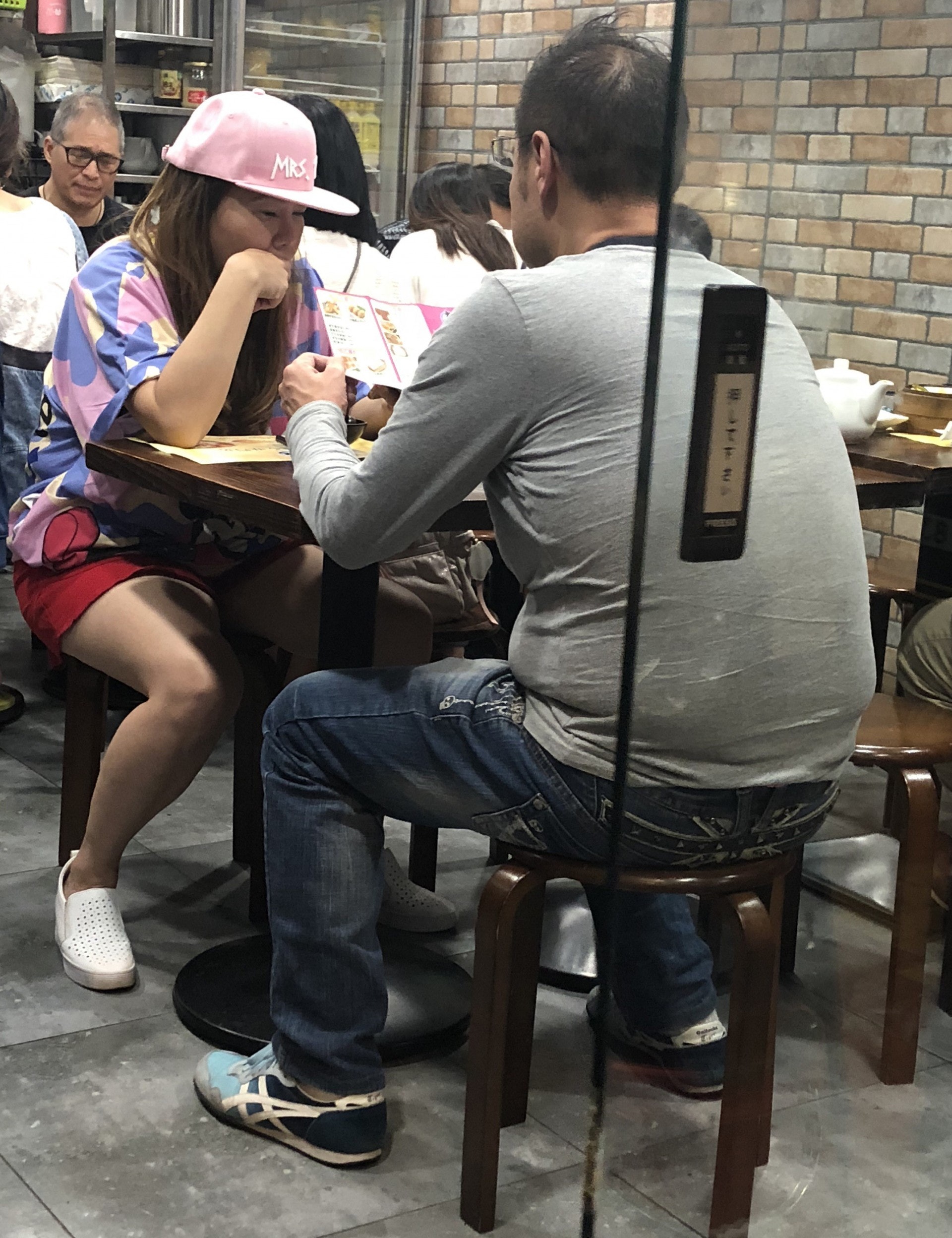 有網民於fb群組發文,稱於超市和餐廳分別野生捕獲李偲嫣及其丈夫謝鋮浚掃貨及撐枱腳。(讀者提供) 有網民於fb群組發文,稱於超市和餐廳分別野生捕獲李偲嫣及其丈夫謝鋮浚掃貨及撐枱腳。(讀者提供)