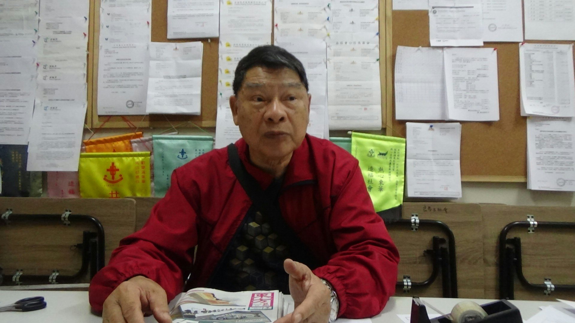 馬坑邨良馬樓的互委會主席古先生表示,上星期藍潔瑛因無法打開樽裝水的樽蓋,而到地下大堂向女保安求助,他剛巧經過便順手幫忙。 (黃偉民攝) 馬坑邨良馬樓的互委會主席古先生表示,上星期藍潔瑛因無法打開樽裝水的樽蓋,而到地下大堂向女保安求助,他剛巧經過便順手幫忙。 (黃偉民攝)