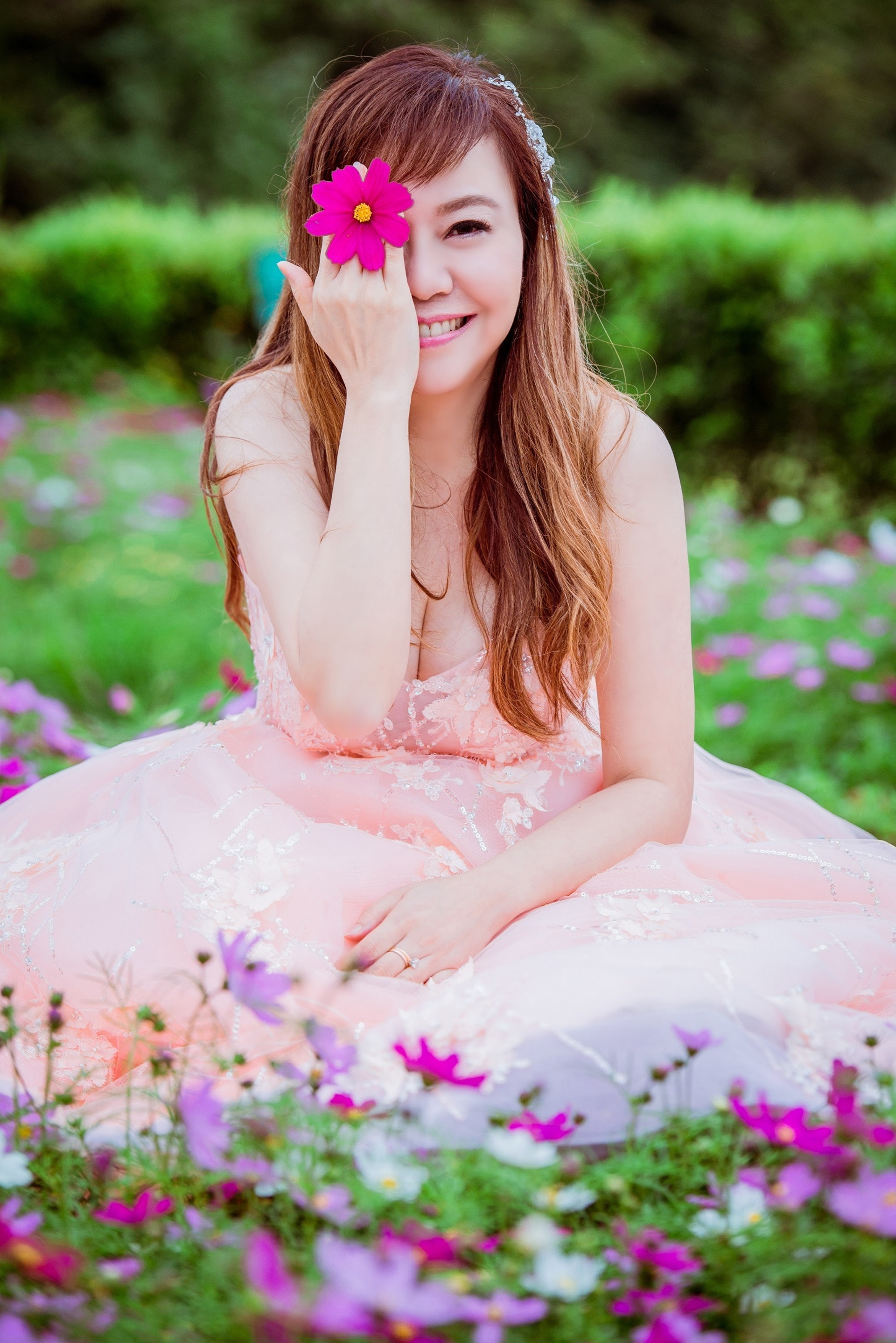 李偲嫣2018年5月給予傳媒的婚照,照化妝打扮後看來年輕不少。(李偲嫣提供) 李偲嫣2018年5月給予傳媒的婚照,照化妝打扮後看來年輕不少。(李偲嫣提供)