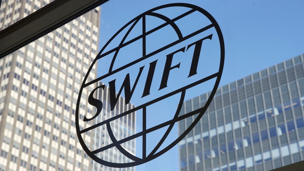 新聞教室】什麼是SWIFT？ 美國借銀行結算系統孤立伊朗