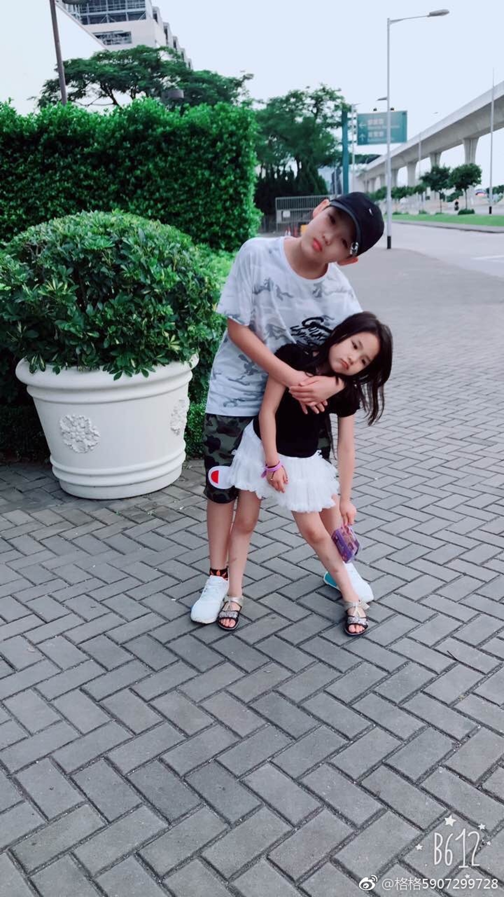 薛永希與妹妹感情甚好。(網上圖片) 薛永希與妹妹感情甚好。(網上圖片)