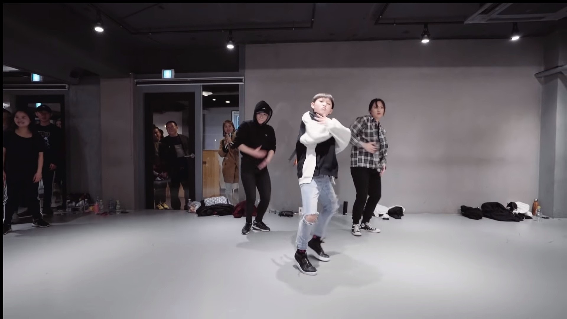 Suren(中)曾在1MILLION Dance Studio學跳舞,並在其影片中大騷舞技。(影片截圖) Suren(中)曾在1MILLION Dance Studio學跳舞,並在其影片中大騷舞技。(影片截圖)