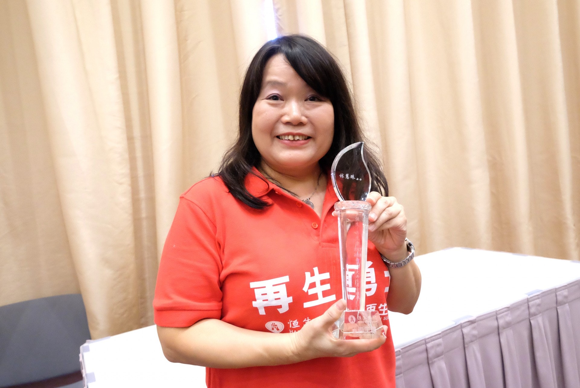 林慧珠雖然有小兒麻痺症,但無阻她到縫紉的熱情,成立自家布袋品牌。﹙盧翊銘攝﹚ 林慧珠雖然有小兒麻痺症,但無阻她到縫紉的熱情,成立自家布袋品牌。﹙盧翊銘攝﹚