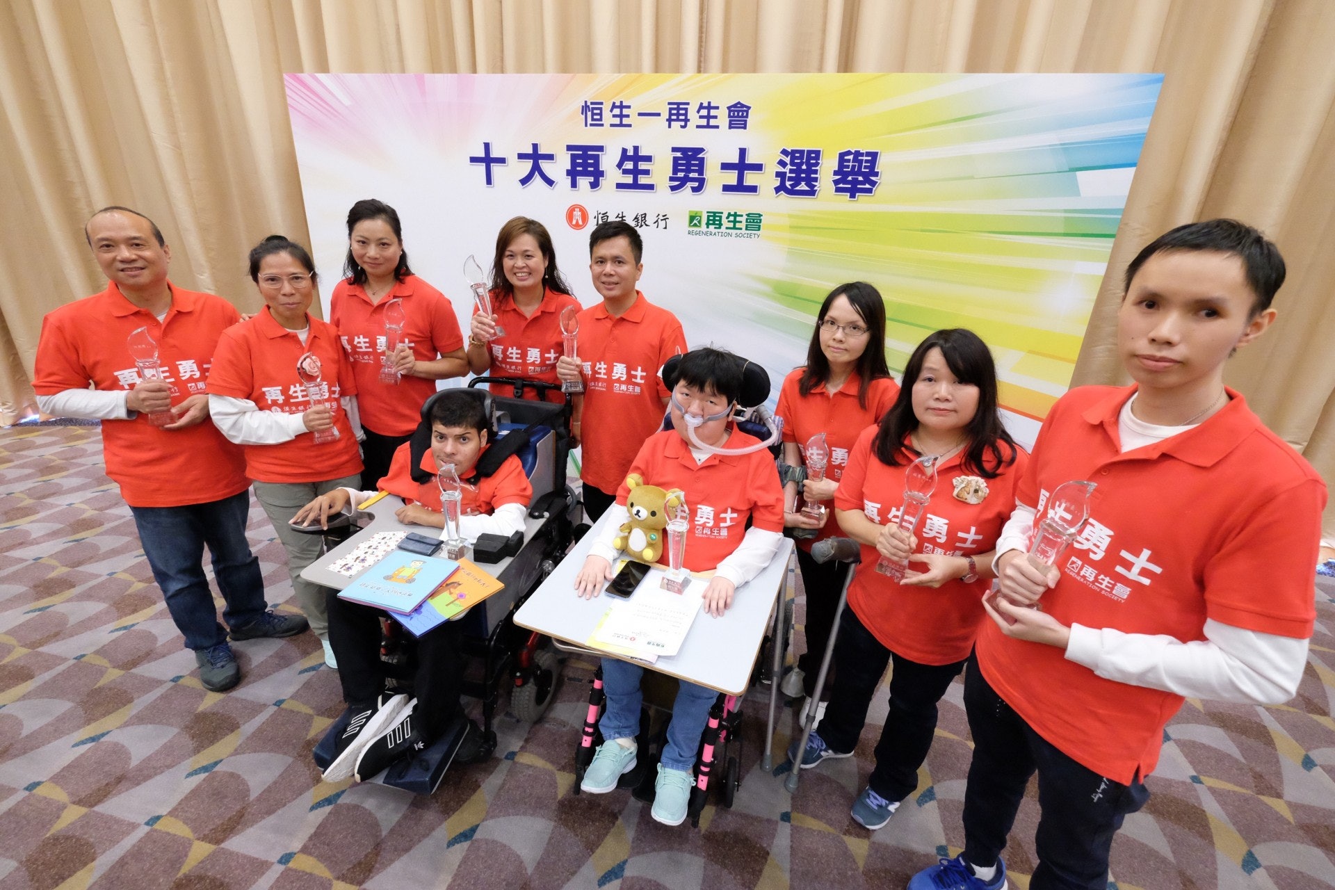 今屆十大再生勇士出爐,肌萎症病人摩菲亞(前排左1)及為病友爭新藥的周佩珊(前排左2)雙雙獲獎。(盧翊銘攝) 今屆十大再生勇士出爐,肌萎症病人摩菲亞(前排左1)及為病友爭新藥的周佩珊(前排左2)雙雙獲獎。(盧翊銘攝)