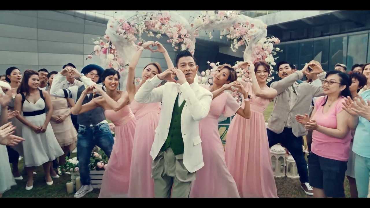 華仔以帥氣伴郎造型現身狂舞。(影片截圖)