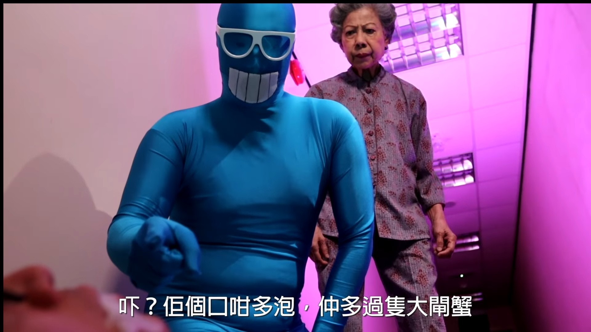 今年八月推出的宣傳片中,羅蘭與「任何仁」一齊教大家點用AED。(影片截圖) 今年八月推出的宣傳片中,羅蘭與「任何仁」一齊教大家點用AED。(影片截圖)