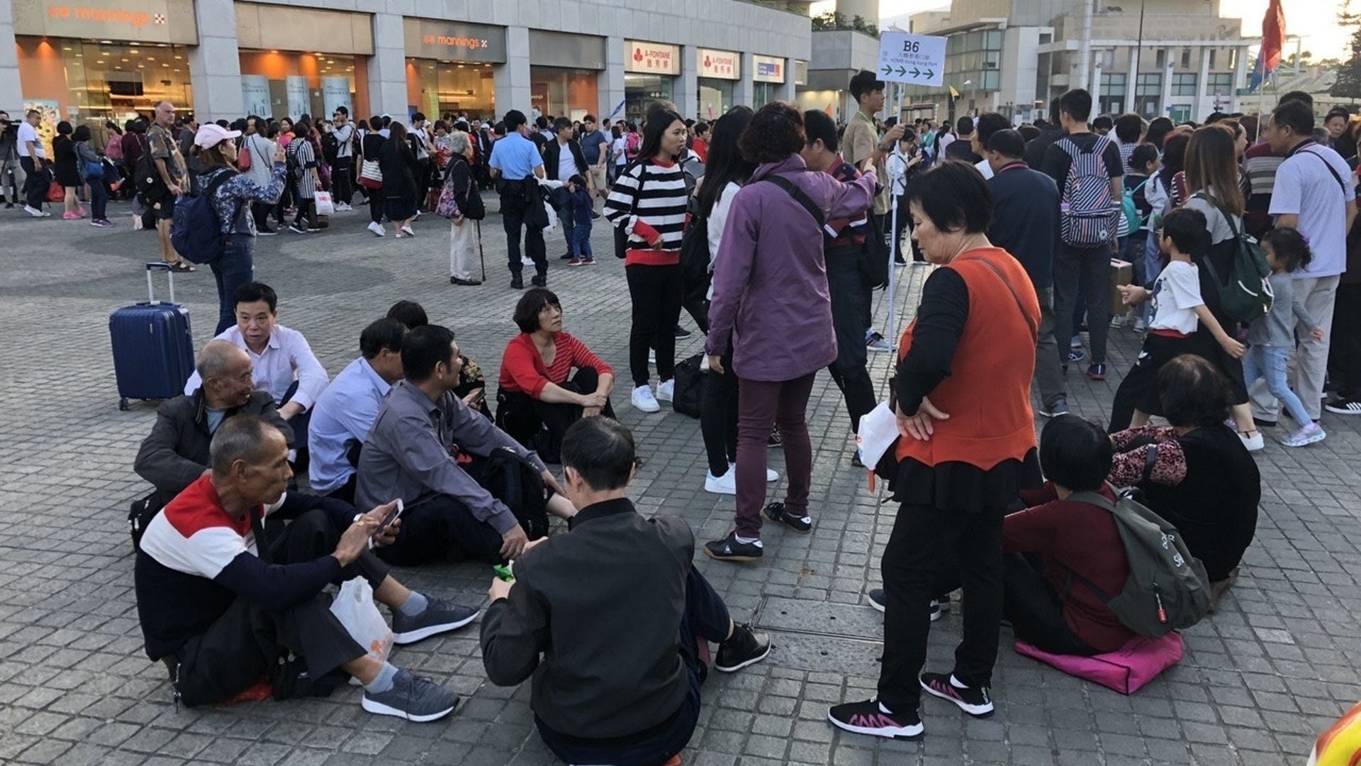 自港珠澳大橋開通後,大批內地旅客到東涌「一日遊」。(張美華攝)