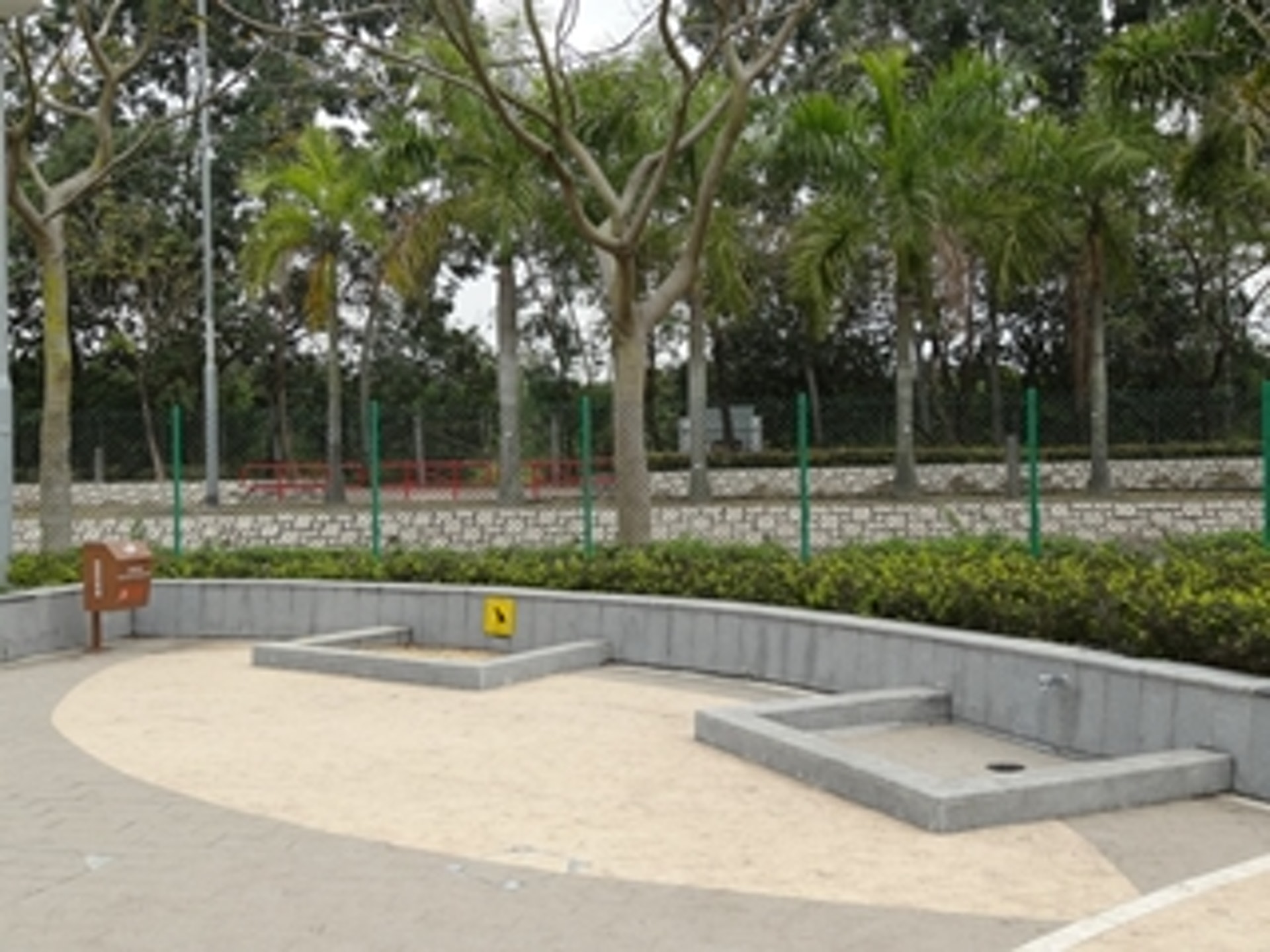 寵物公園︰元朗天業路休憩處 地址︰元朗天水圍濕地公園路(近天業路) 面積︰805平方米 寵物公園︰元朗天業路休憩處 地址︰元朗天水圍濕地公園路(近天業路) 面積︰805平方米