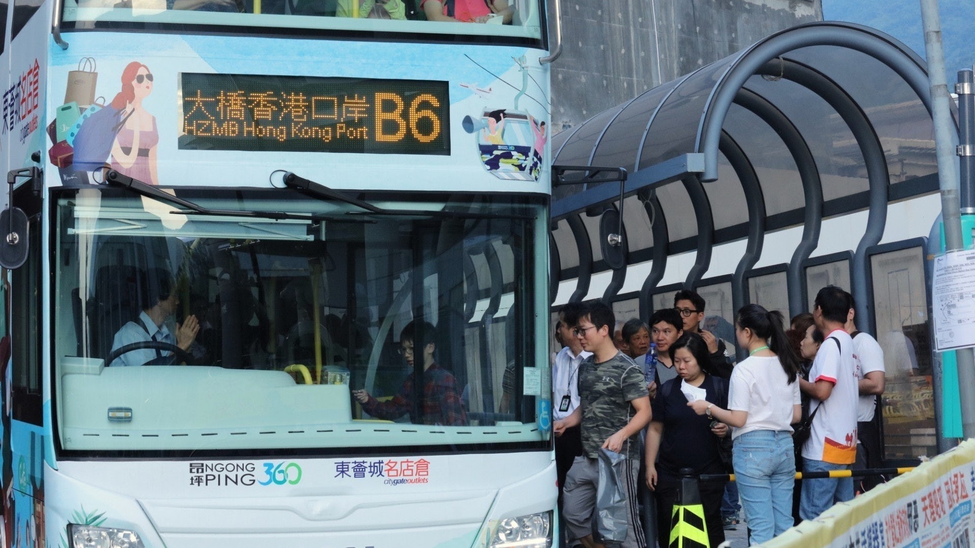 【港珠澳大橋】口岸巴士B6線塞爆 嶼巴擬周日推三招疏導人龍 【港珠澳大橋】口岸巴士B6線塞爆 嶼巴擬周日推三招疏導人龍