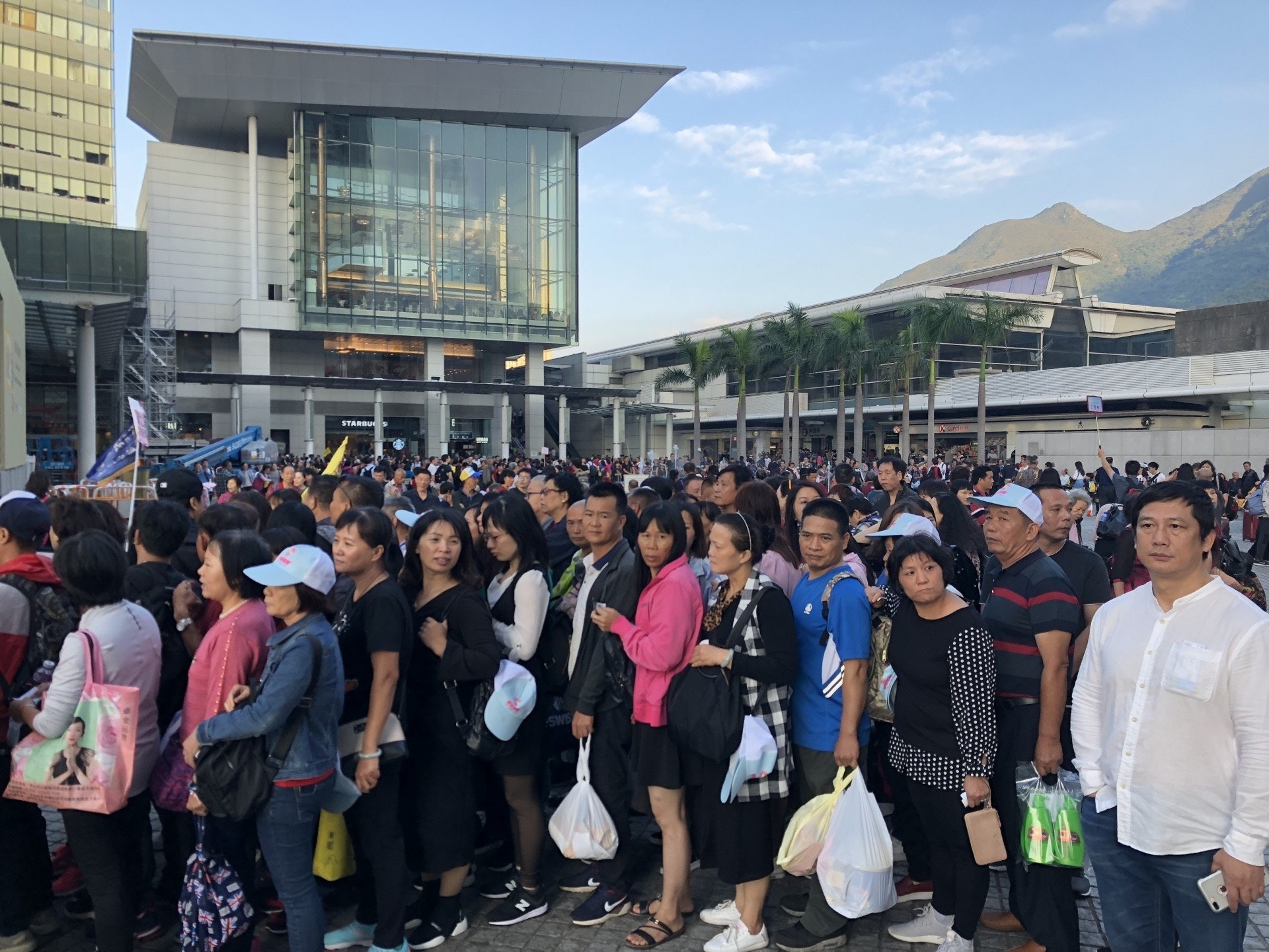 在剛過去的周日,於東堤灣畔對出巴士站等候B6巴士往港珠澳大橋香港口岸人工島的人潮未得疏導,令旅客「逼爆」東涌市中心。(資料圖片) 在剛過去的周日,於東堤灣畔對出巴士站等候B6巴士往港珠澳大橋香港口岸人工島的人潮未得疏導,令旅客「逼爆」東涌市中心。(資料圖片)