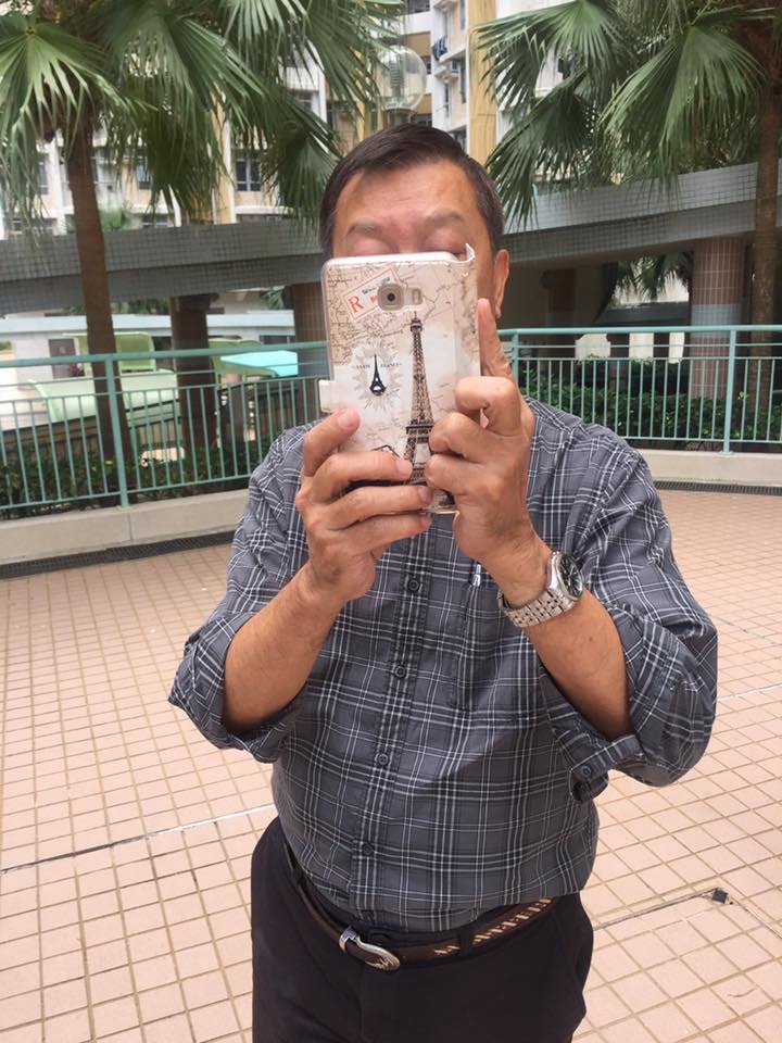 自稱是管理公司經理的曾先生指只知洞內有老鼠。(小白與小黑救救山上狗群FB圖片) 自稱是管理公司經理的曾先生指只知洞內有老鼠。(小白與小黑救救山上狗群FB圖片)