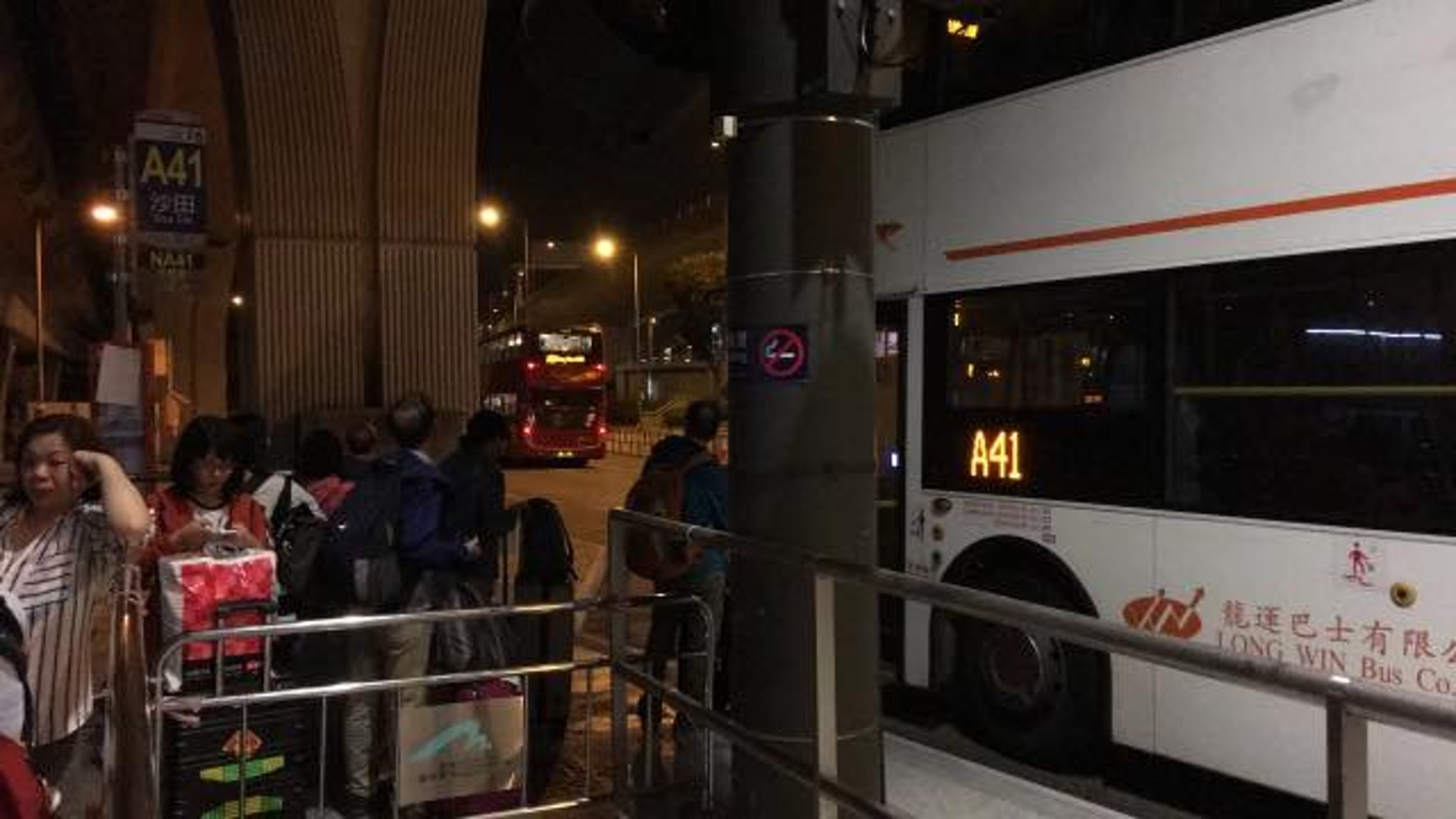 有網民昨晚返港後打算乘俗稱「A車」的機場巴士回家,詎料車長竟稱「行李架爆棚,無行李先准上」,令他需要多等20分鐘。(讀者提供) 有網民昨晚返港後打算乘俗稱「A車」的機場巴士回家,詎料車長竟稱「行李架爆棚,無行李先准上」,令他需要多等20分鐘。(讀者提供)
