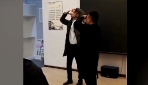 未完成任務要飲尿！貴州老闆體罰員工，涉嫌公然侮辱他人遭行拘。（影片截圖）