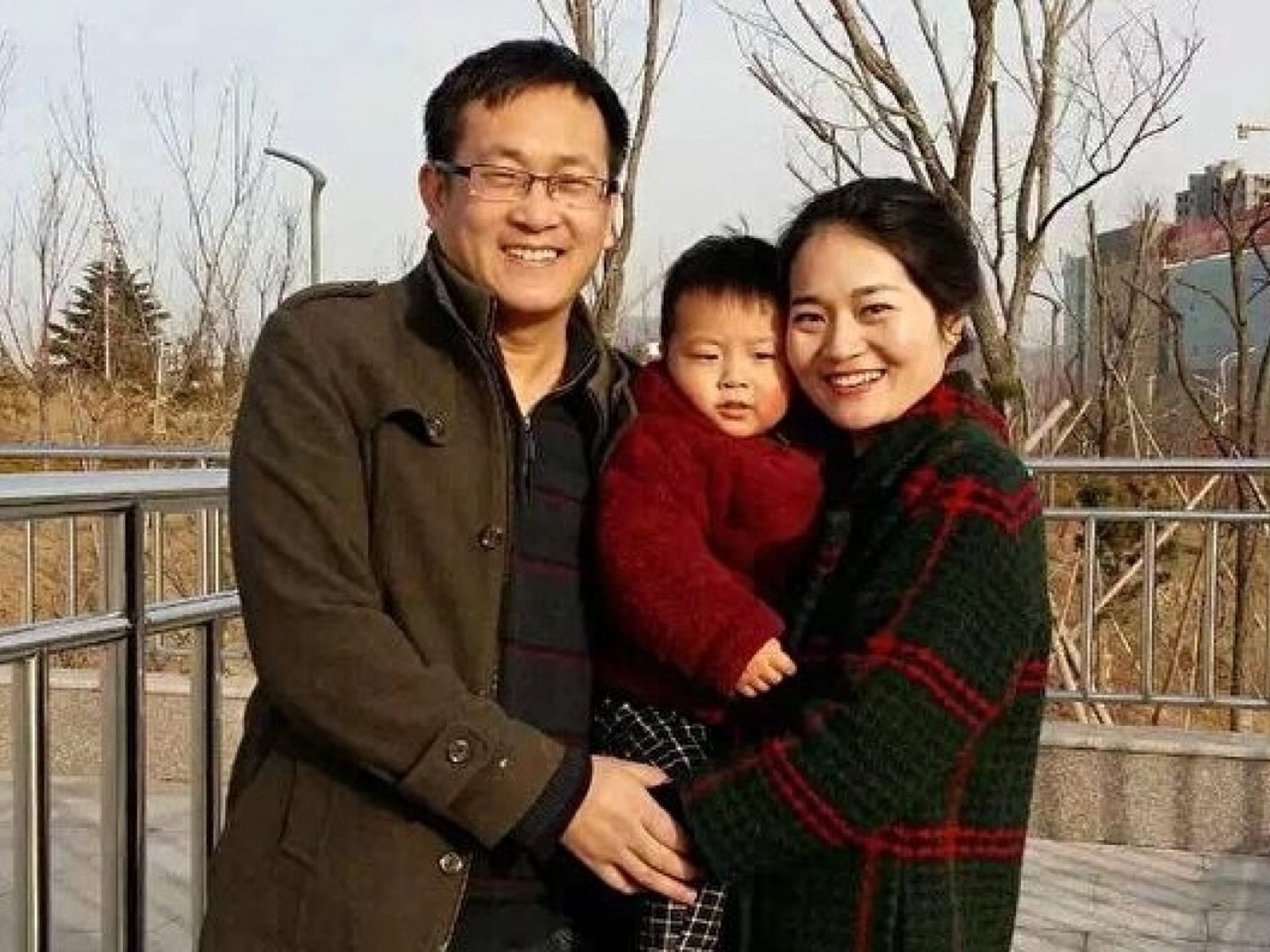 王全璋(左)與妻子李文足及兒子合影。(資料圖片) 王全璋(左)與妻子李文足及兒子合影。(資料圖片)