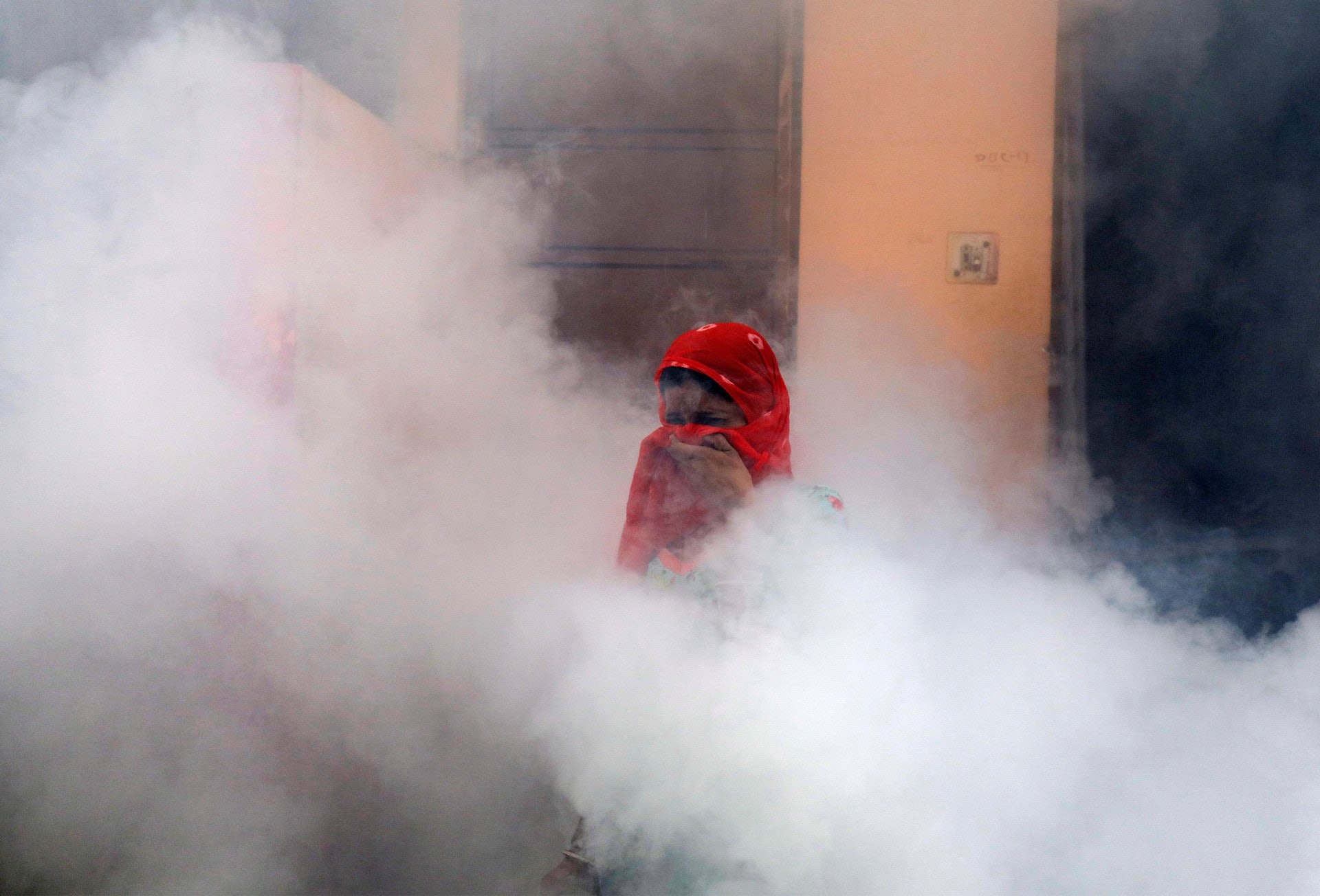 新德里空氣污染物超出建議上限20倍，除了患心臟病和呼吸道疾病人士受影響，健康人士也會感到不適。（視覺中國）
