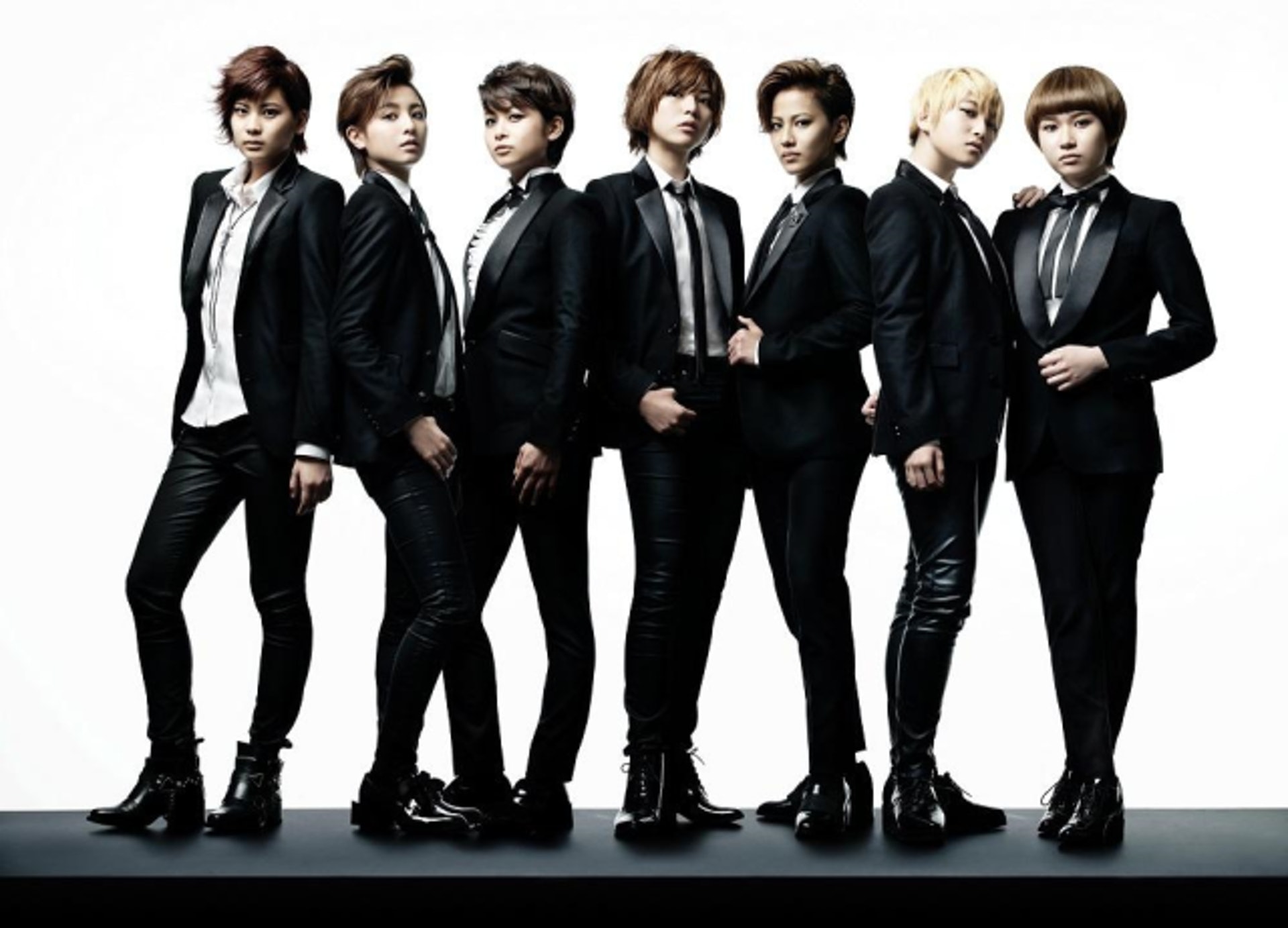 穿起型格西裝的THE HOOPERS(ザ・フーパーズ)(© THE HOOPERS All Rights Reserved) 穿起型格西裝的THE HOOPERS(ザ・フーパーズ)(© THE HOOPERS All Rights Reserved)