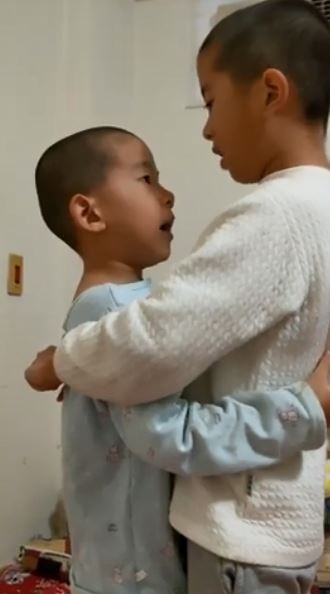 日前台灣一對小兄弟玩到吵架，更甚點動手，氣得爸爸罰「愛的抱抱」。（fb群組「爆怨公社」短片截圖）