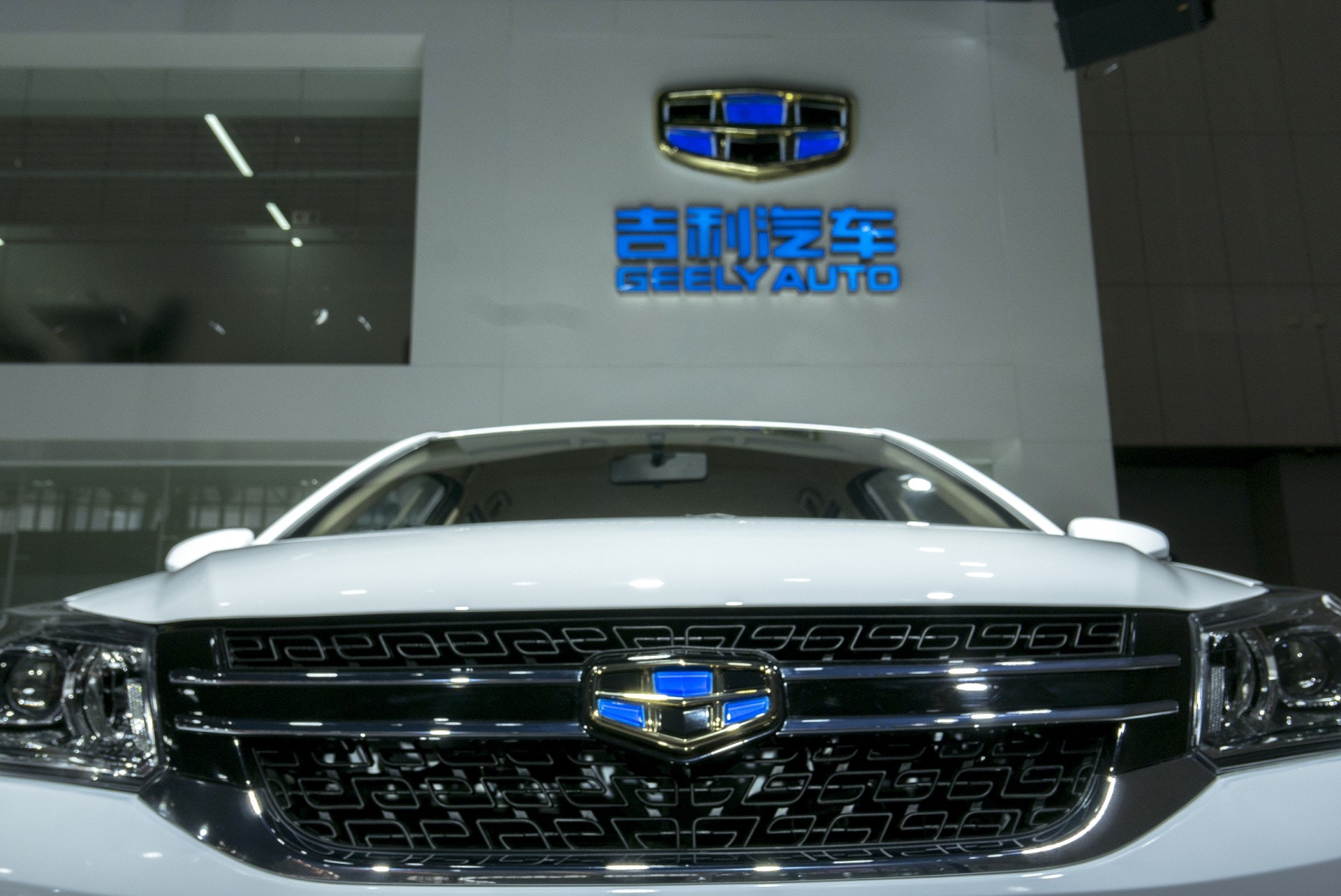 異動股】吉利遭大行削價兼降級早段挫逾5% 跑輸同業