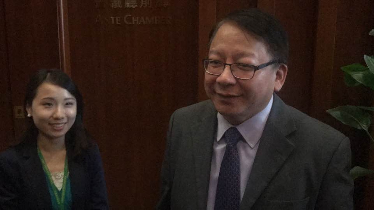 立法會今日正審議致謝動議,特首辦主任陳國基(右)及特別助理李惠(左)親自往立法會拉票。(吳倬安攝) 立法會今日正審議致謝動議,特首辦主任陳國基(右)及特別助理李惠(左)親自往立法會拉票。(吳倬安攝)