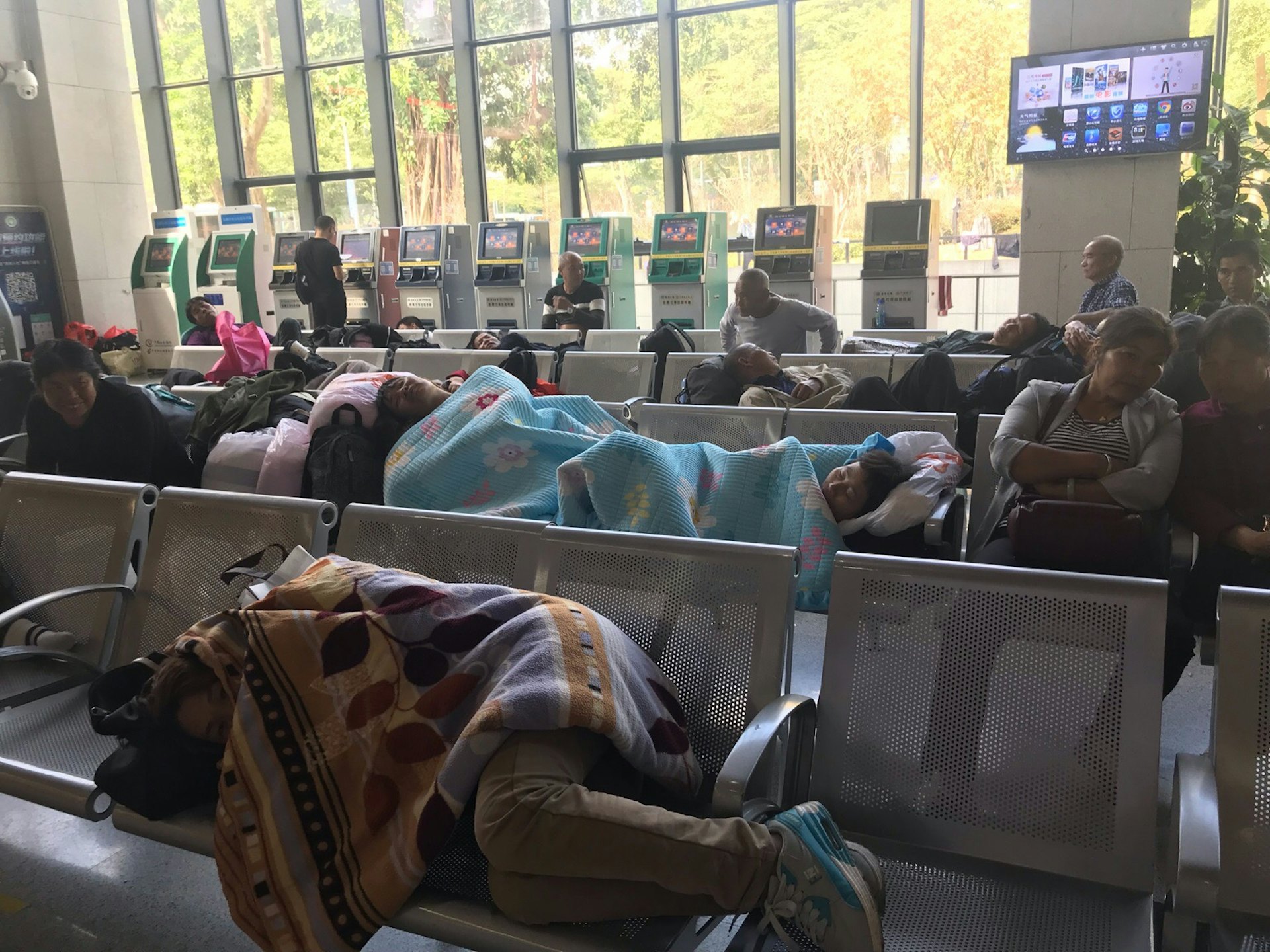 工人一度在深圳市社保局人才園的辦公大廳留宿。(受訪者提供) 工人一度在深圳市社保局人才園的辦公大廳留宿。(受訪者提供)