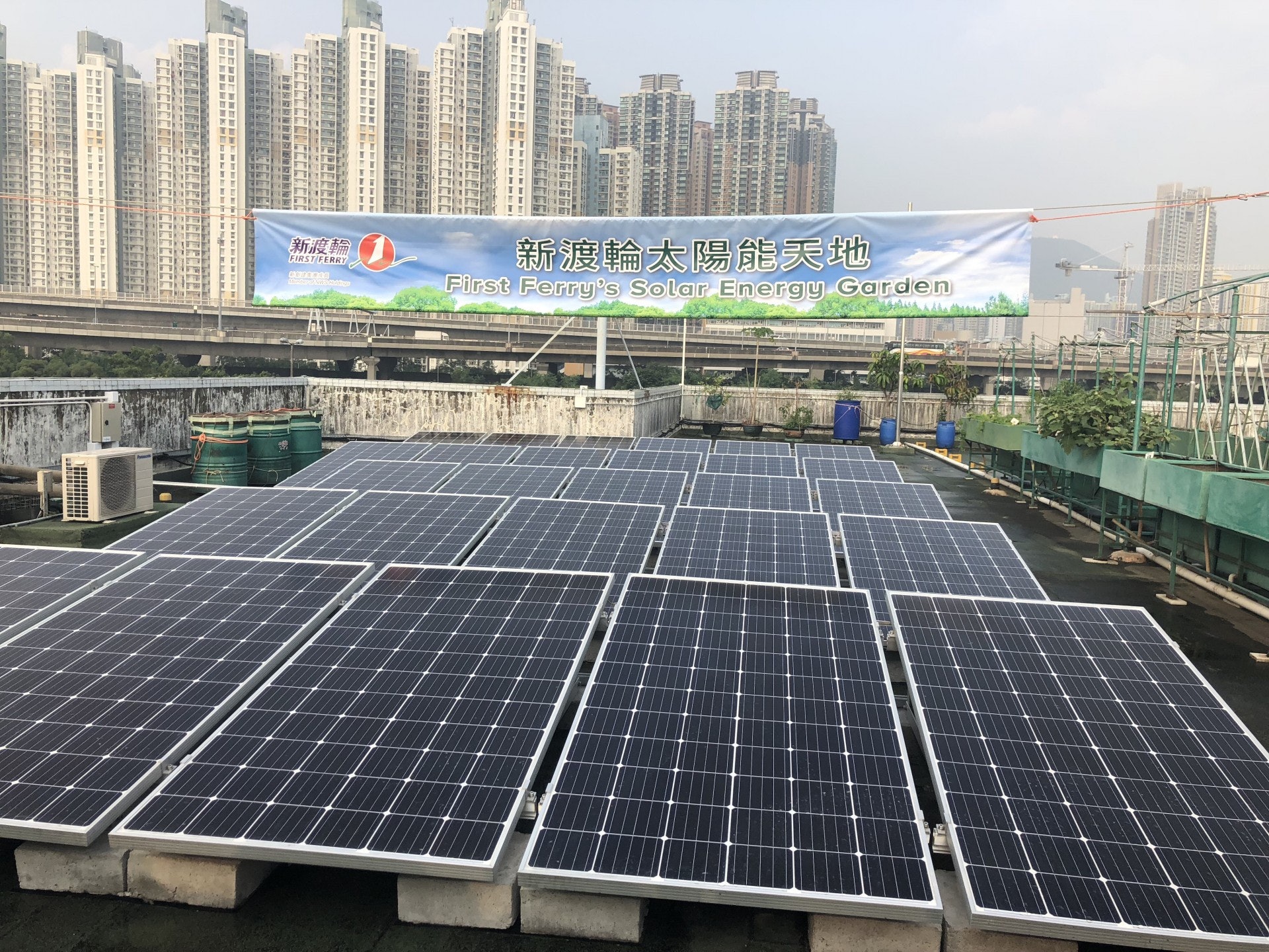 新渡輪在荔枝角辦公大樓天台鋪設27塊太陽能發電板,並已連接「可再生能源上網電價」計劃,以每度電5元售予中電。(勞敏儀攝)